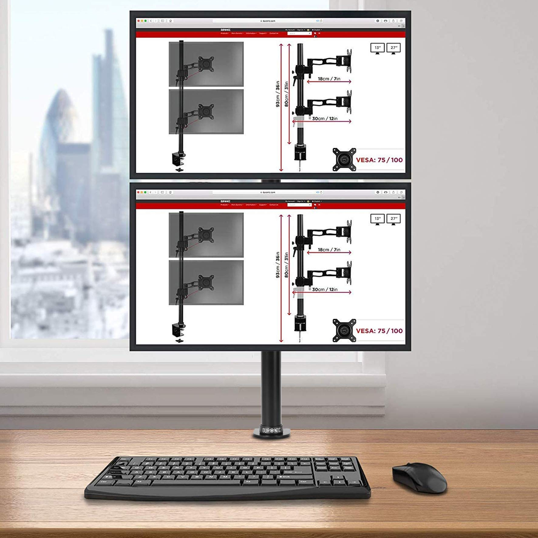 Zwei Monitore auf einem Schreibtisch, Webseiten zeigend, mit Tastatur und Maus.