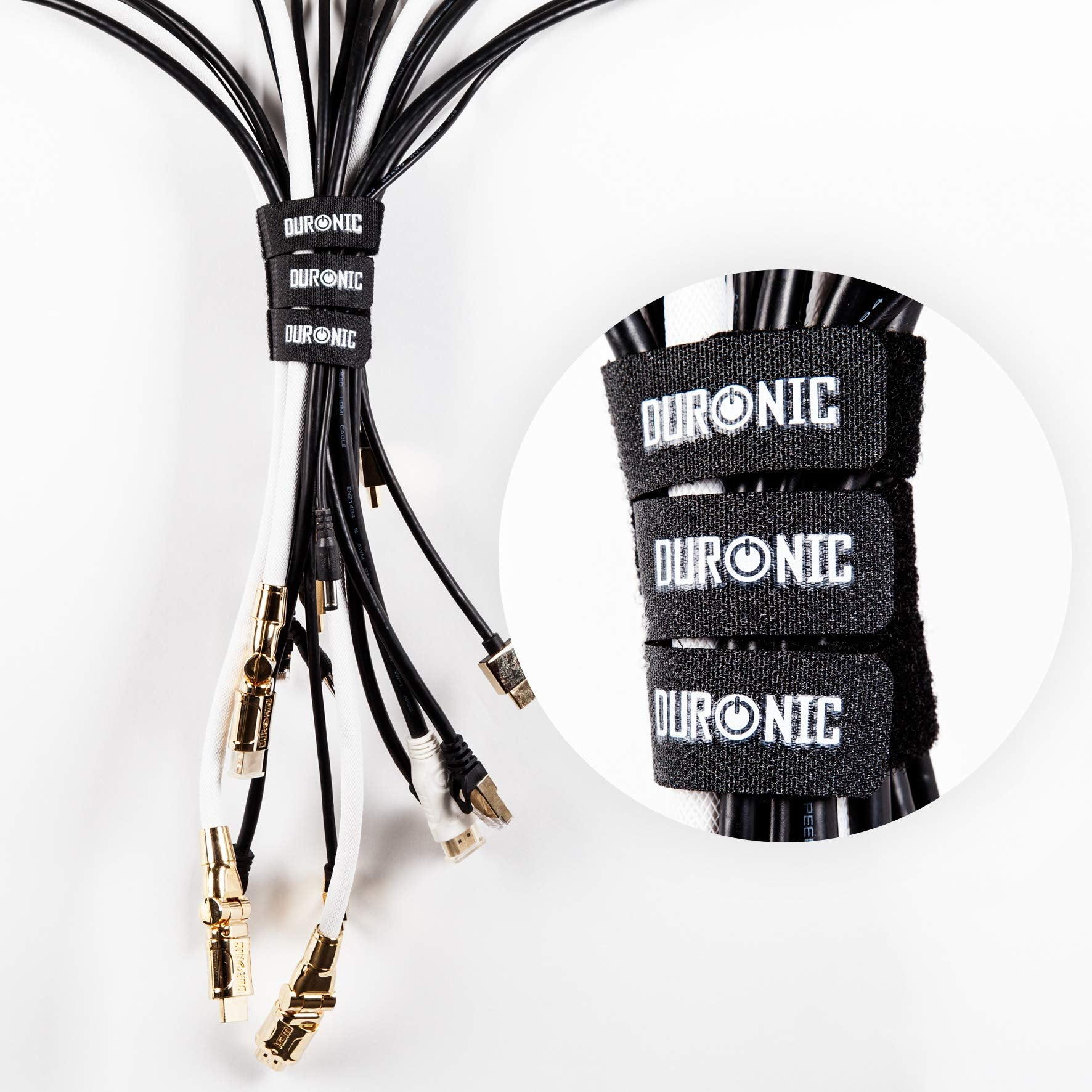 Paquete de cables sujetos con correas de velcro de marca. Primer plano de las correas con el logotipo.
