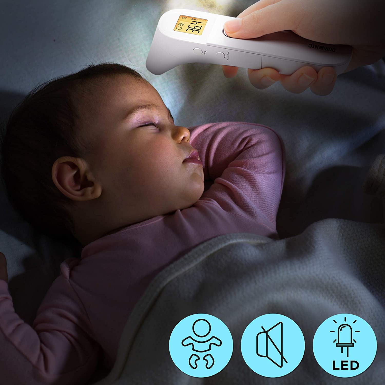 Ein Baby schläft, mit einem Thermometer auf der Stirn. Symbole für Baby, Stille und LED sind sichtbar.