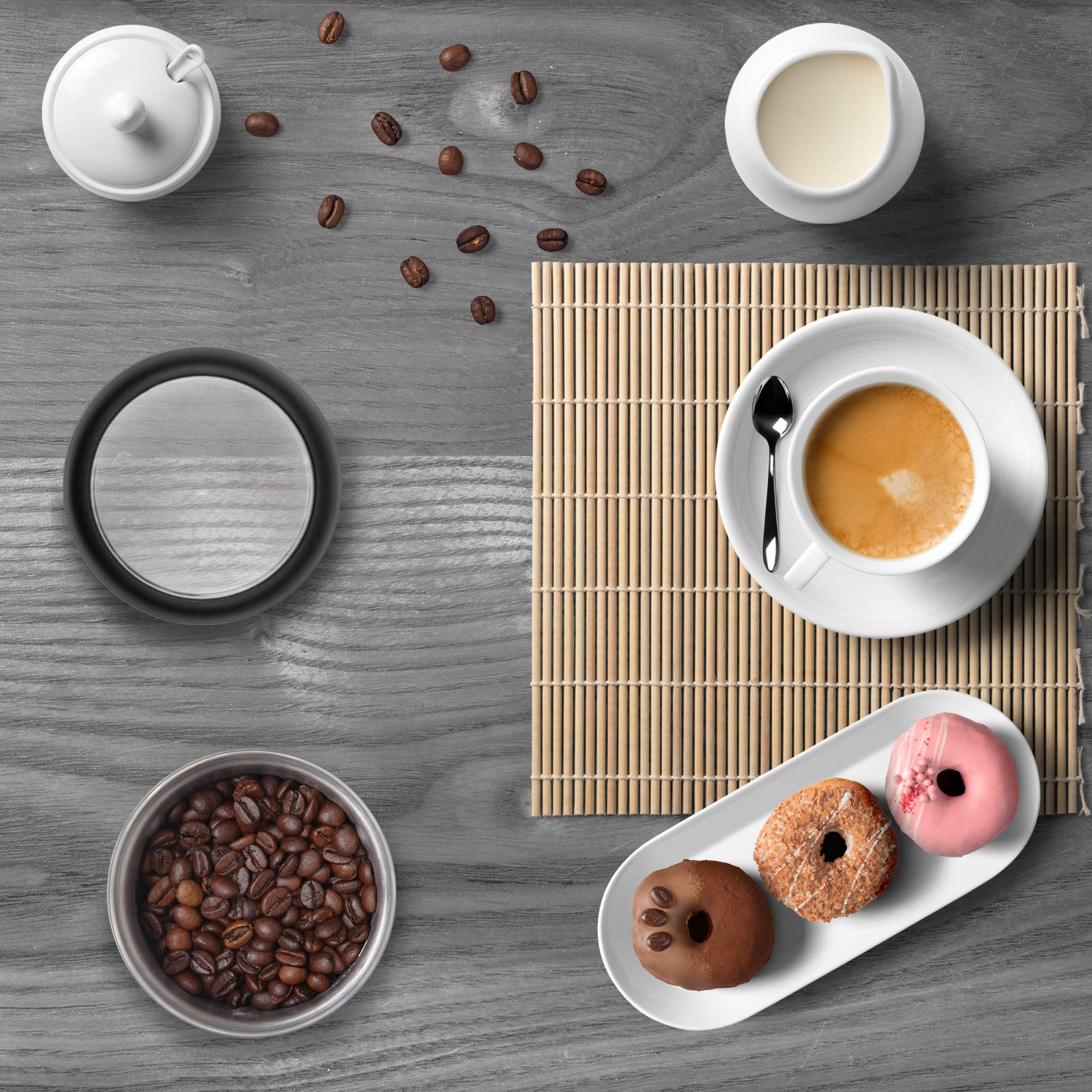 Draufsicht auf Kaffee und Donuts. Enthält Kaffeebohnen, Zucker, Milch, Kaffee, Löffel und drei Donuts.