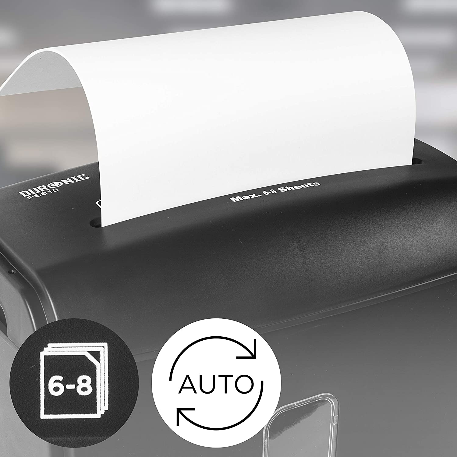 Schwarzer Aktenvernichter zerkleinert weißes Papier. Hat Auto- und Papierkapazitätssymbole.