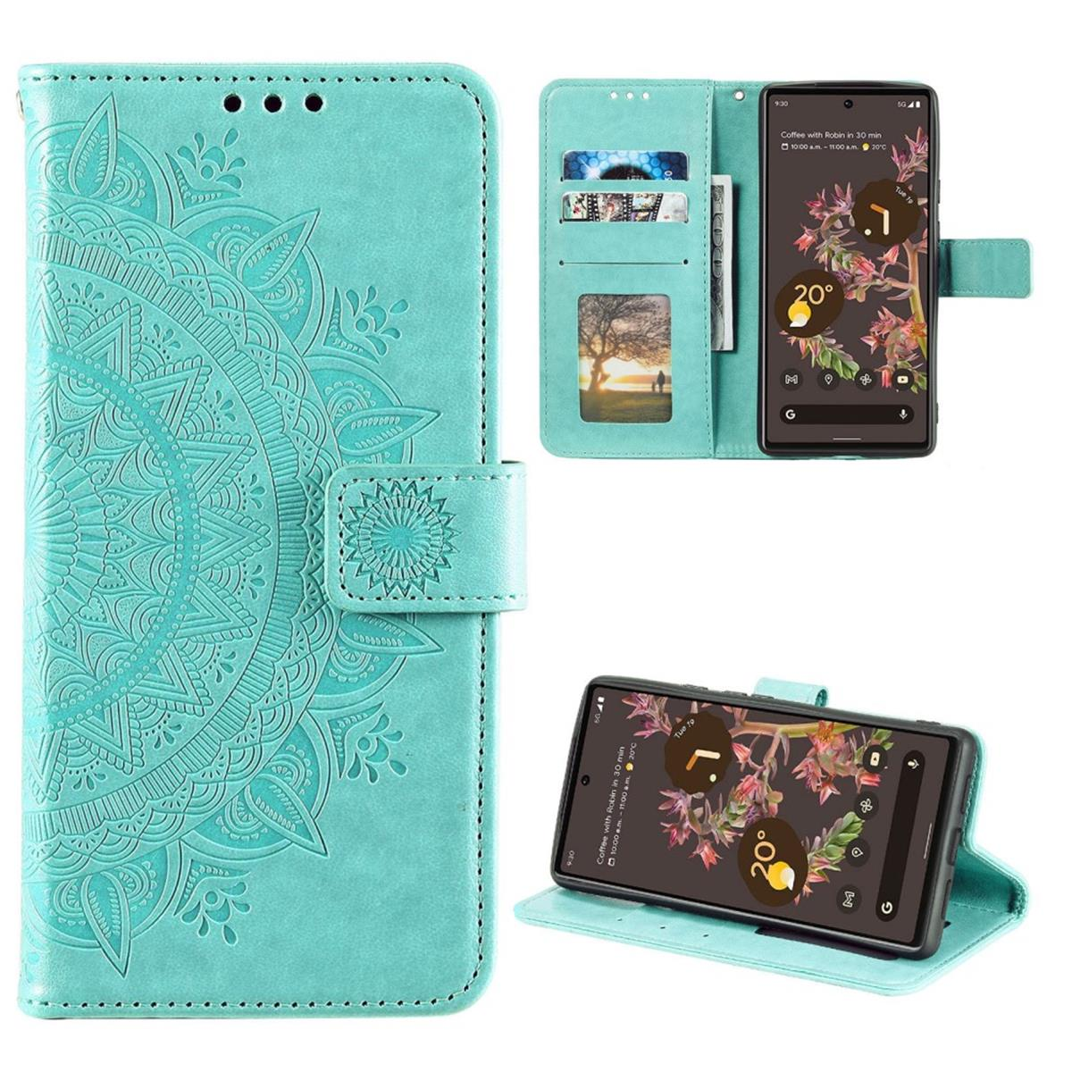 Türkisfarbene Handyhülle mit Mandala-Design, hält ein Telefon mit Floral-App.