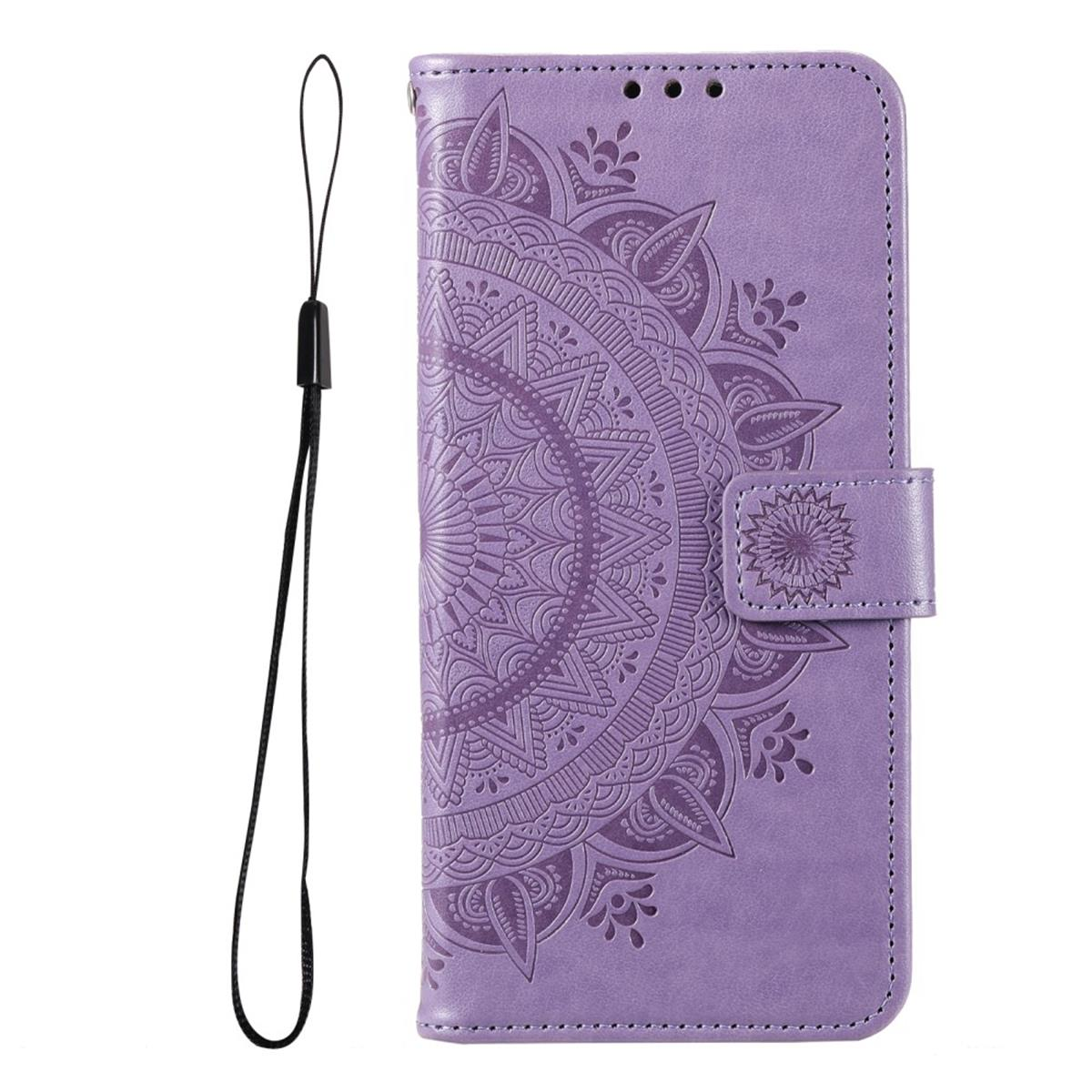 Eine geschlossene Handyhülle mit lila Mandala-Design. Ein schwarzer Riemen ist an der Seite befestigt.