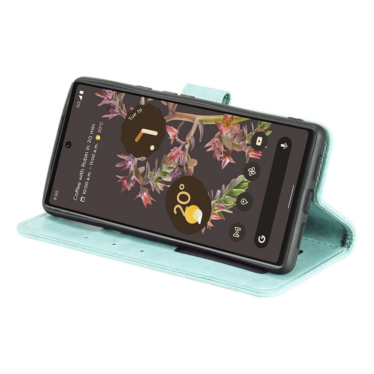 Eine hellblaue Handyhülle mit einem Telefon darin. Der Bildschirm des Telefons zeigt Uhrzeit, Wetter und App-Symbole.