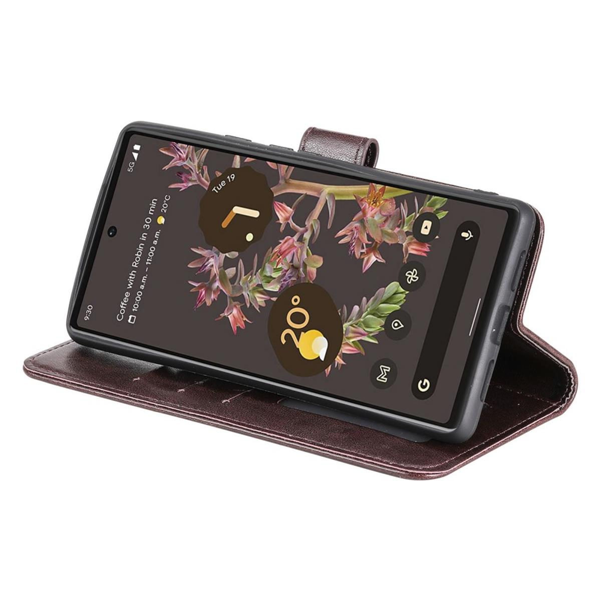 Telefon in brauner Brieftasche, geöffnet, um den Bildschirm mit Datum und Uhrzeit anzuzeigen. Das Etui ist offen.