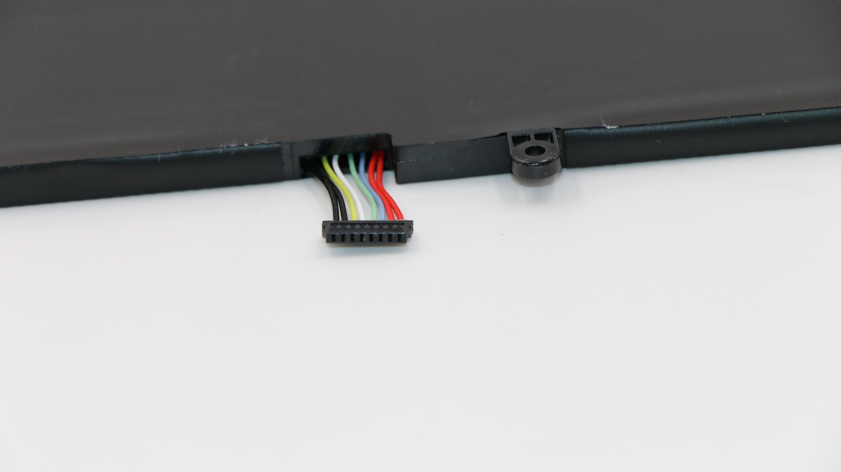 Nahaufnahme eines Batterieanschlusses mit farbigen Drähten auf weißem Hintergrund.