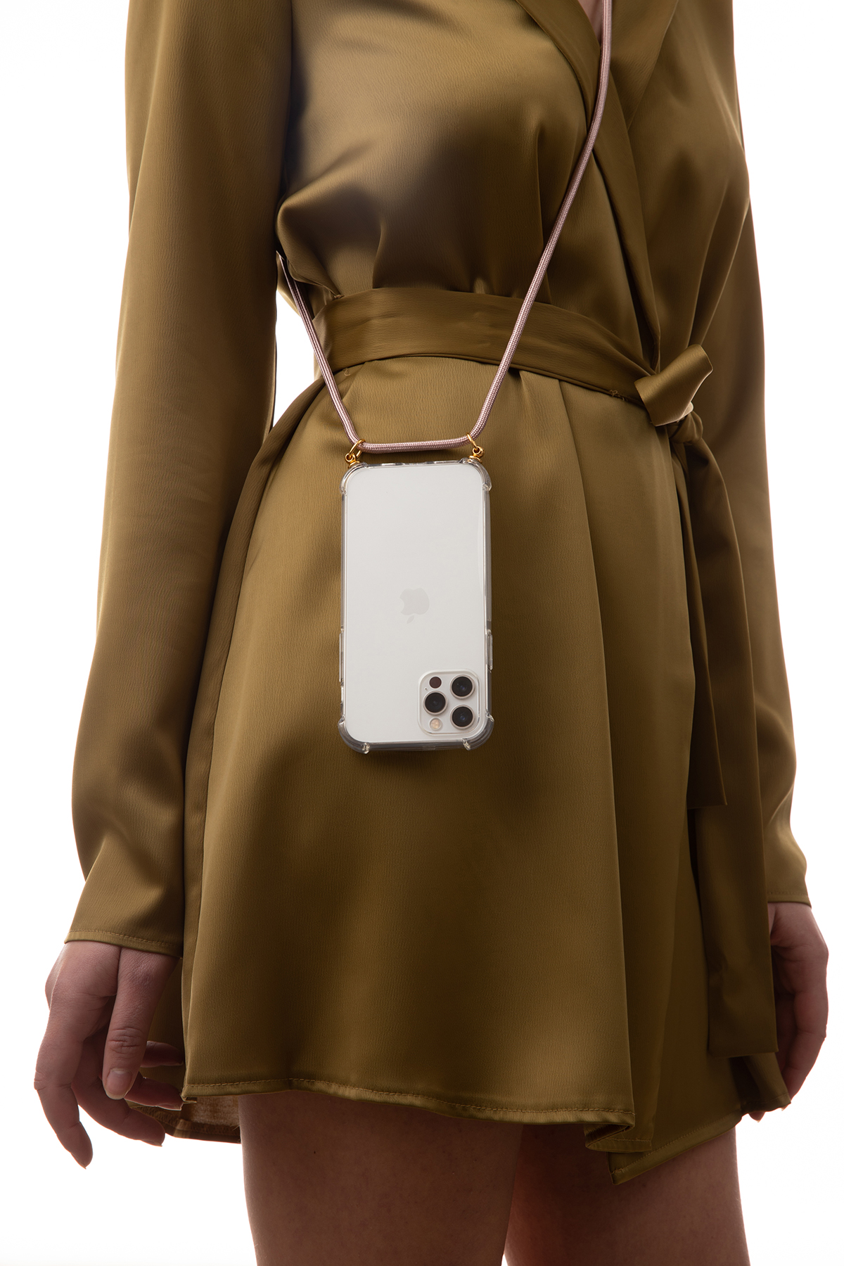 Frau trägt Kleid, mit Handyhülle und rosa Lanyard um den Hals.