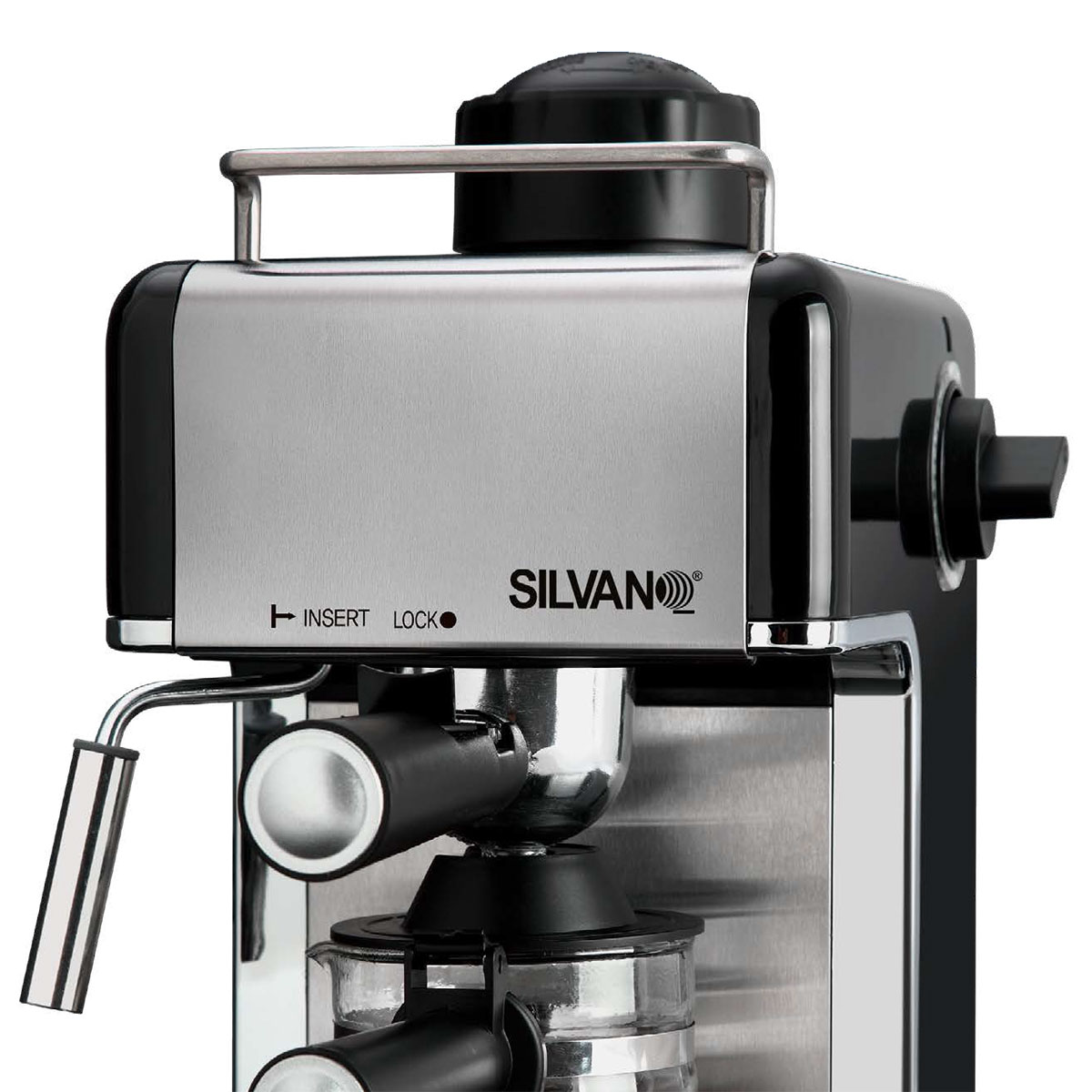 Máquina de espresso de acero inoxidable y negro, primer plano. Fondo blanco.