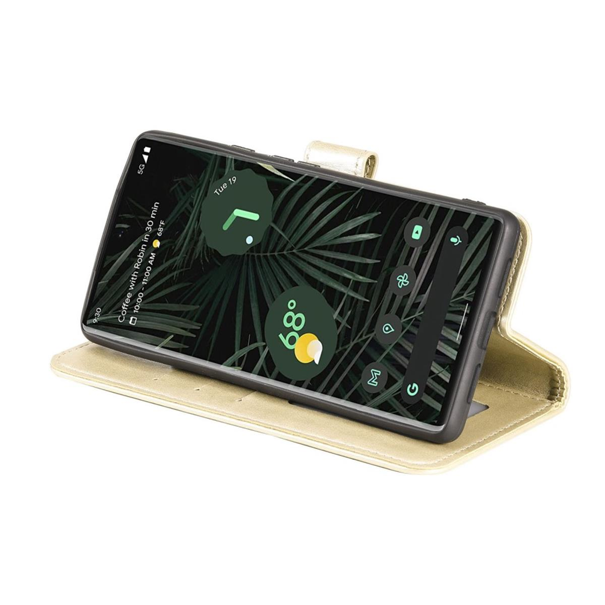 Smartphone in goldener Hülle, zeigt grünen Hintergrund mit Blättern, Wetter- und Zeitinformationen auf dem Bildschirm.