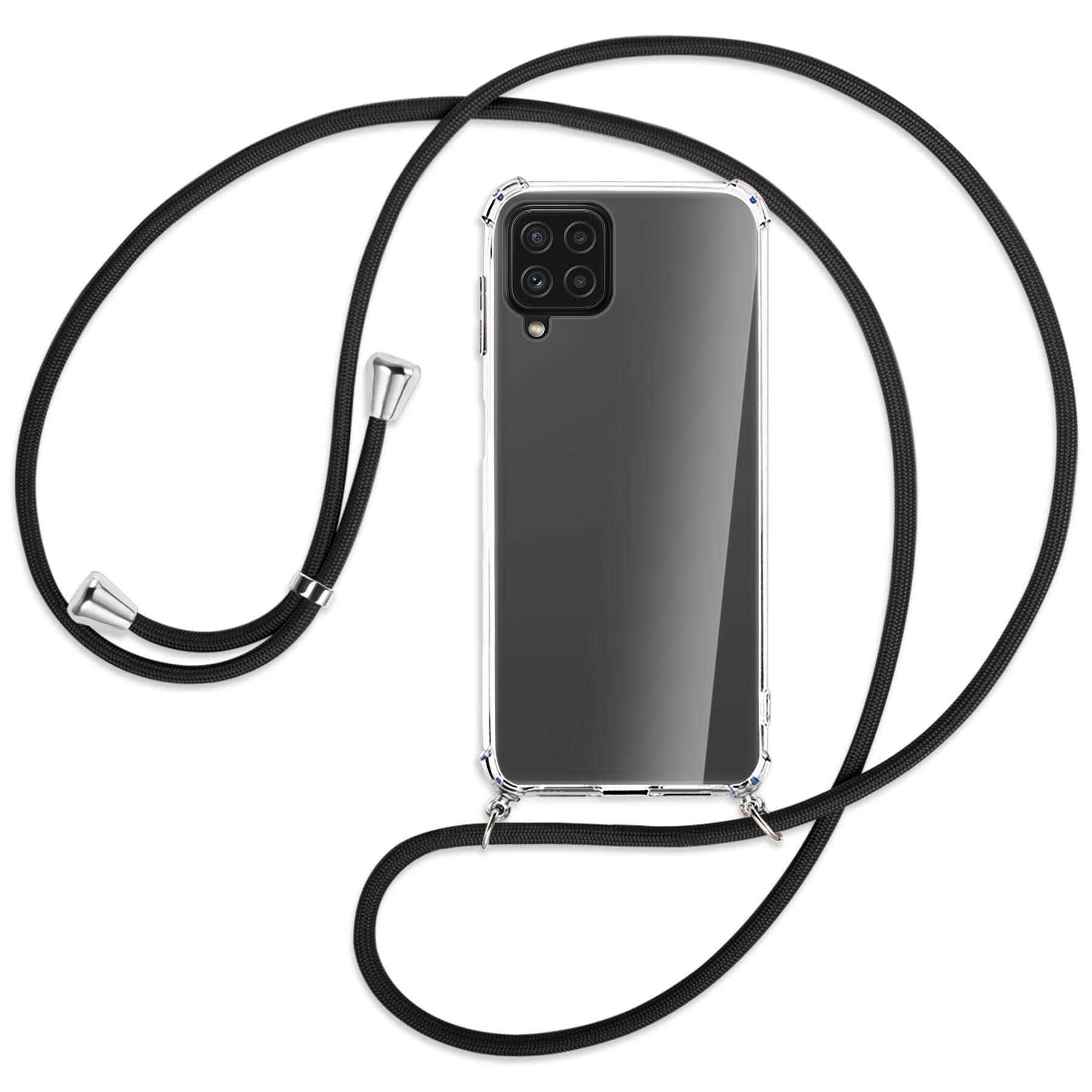 Ein Telefon mit einer durchsichtigen Hülle und einem schwarzen Schlüsselband hängt in der Luft. Rückseite sichtbar.