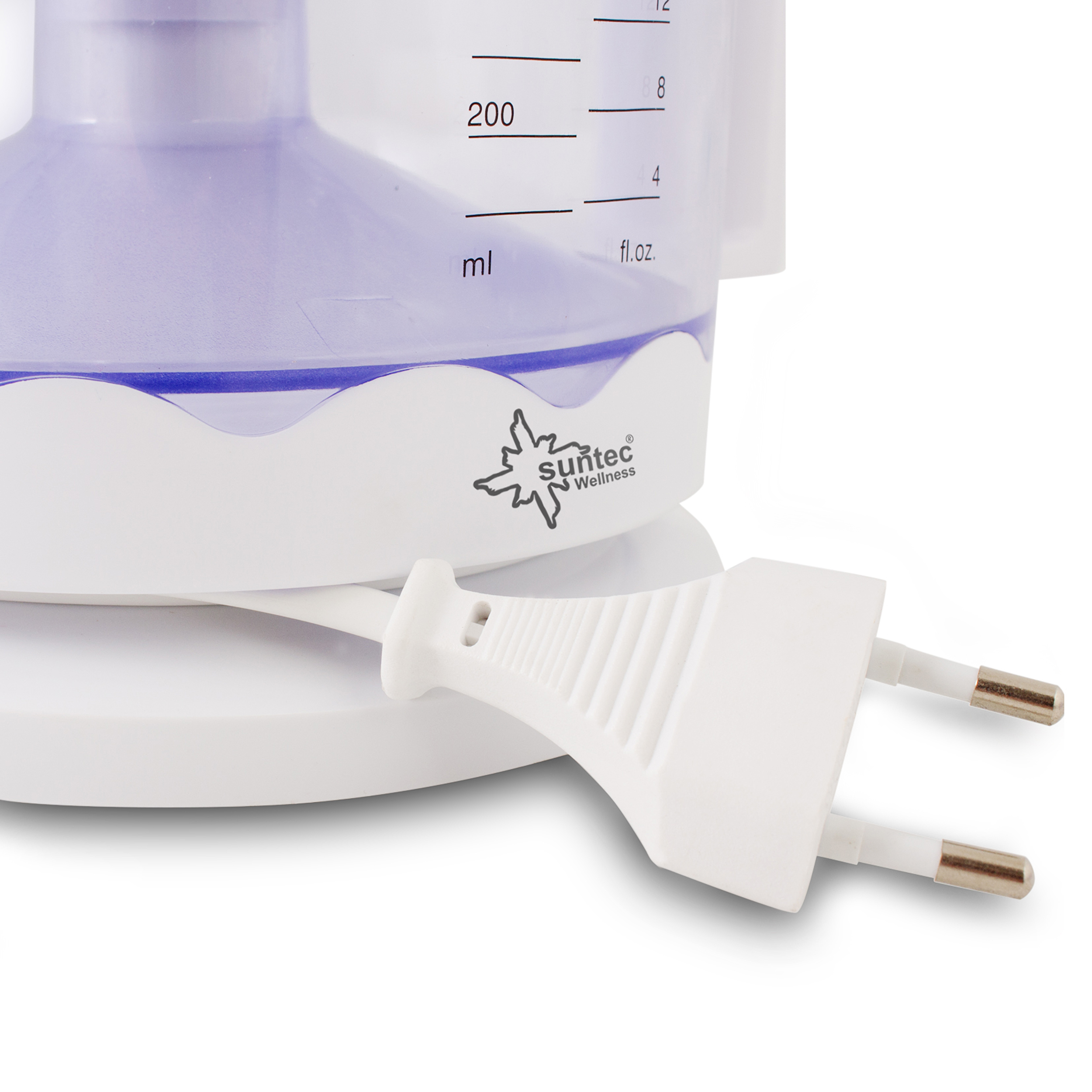 Nahaufnahme eines weißen und lila Luftbefeuchters mit weißem Stecker. Der Markenname lautet Suntec Wellness.
