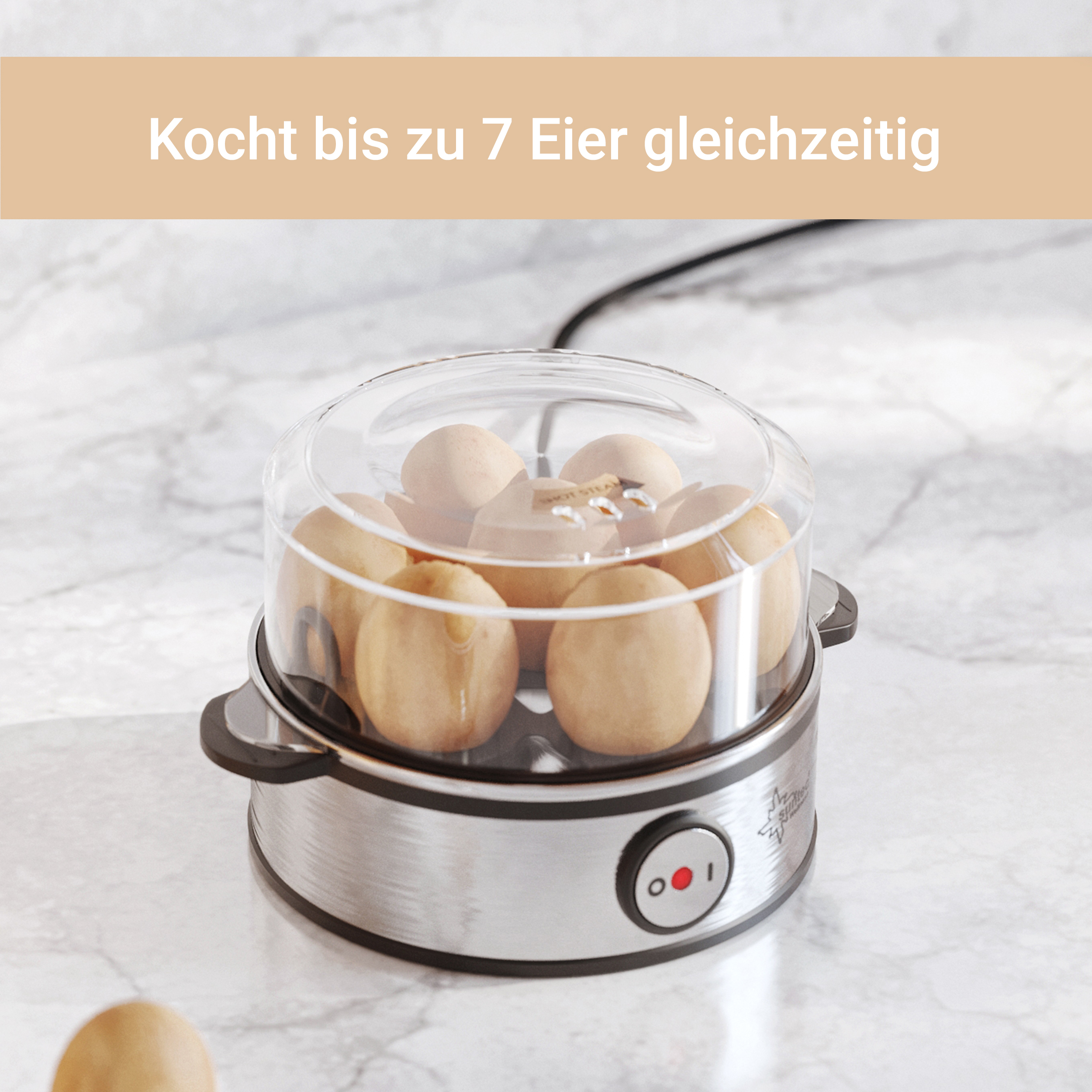 Una olla para huevos plateada con huevos dentro. Una tapa transparente cubre los huevos. El texto dice que cocina hasta 7 huevos a la vez.