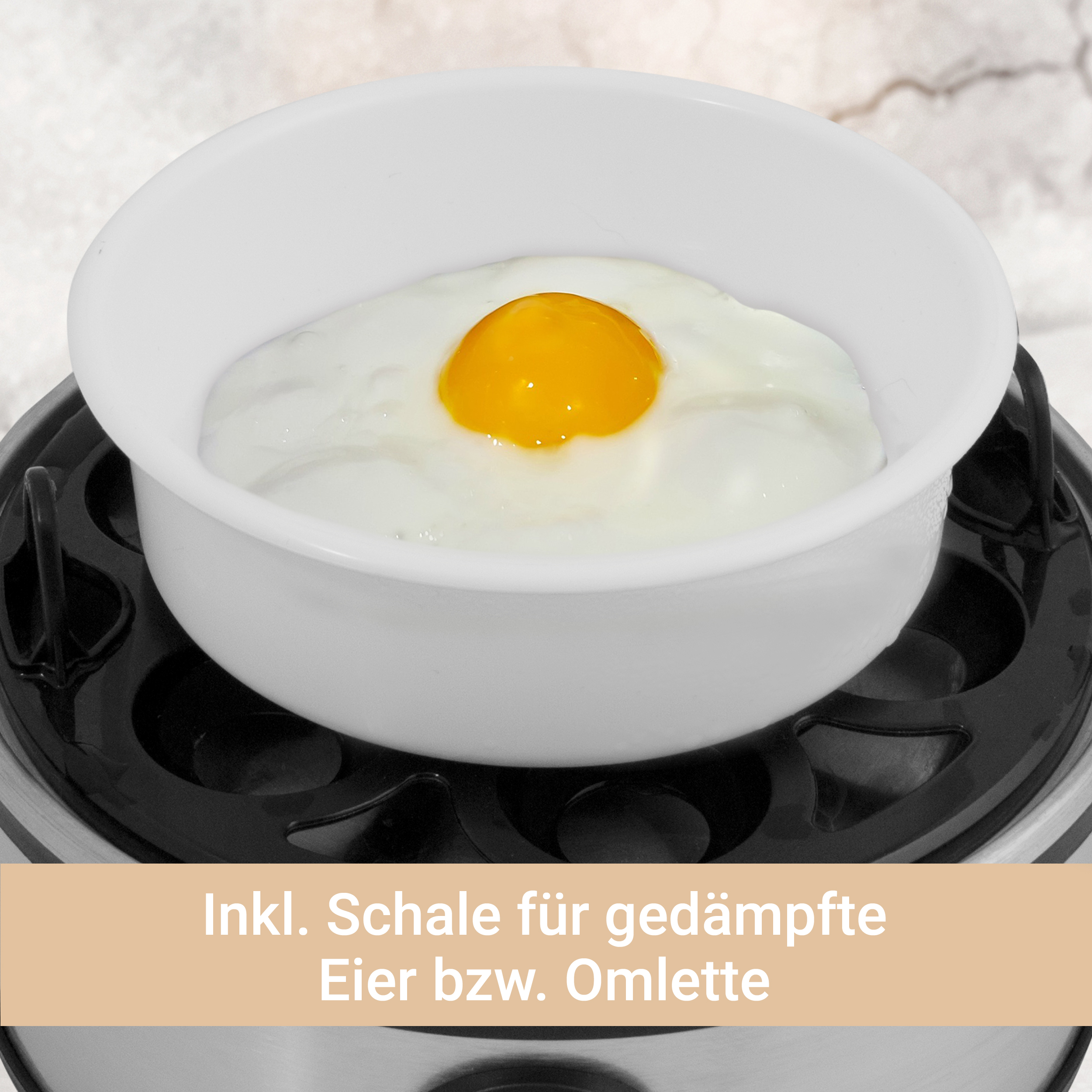 Tazón blanco con huevo frito, en una olla para huevos negra.
