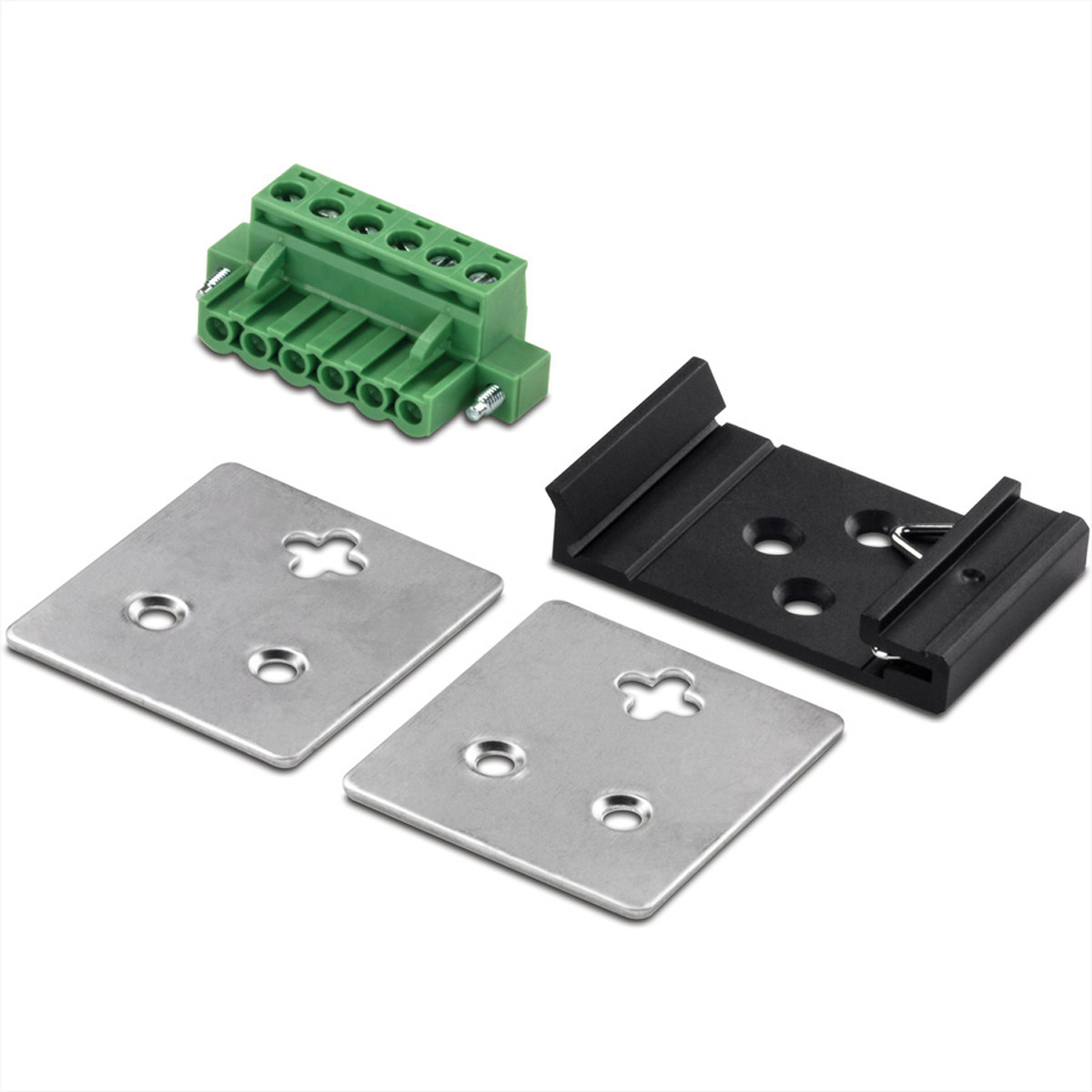 Grüner Klemmenblock, Metallplatten und ein schwarzes Kunststoffteil auf weißem Grund.