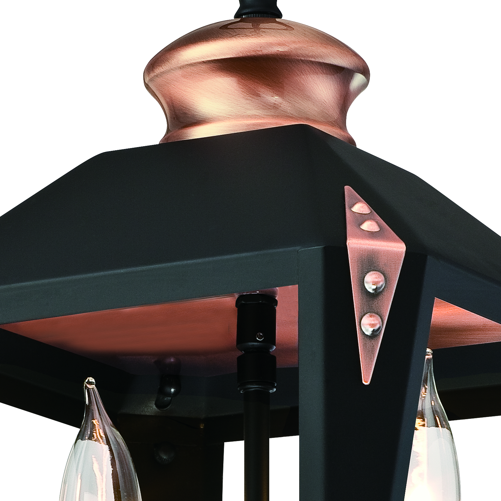 Nahaufnahme einer schwarzen Außenlampe mit Kupferakzenten und Glühbirnenabdeckungen.
