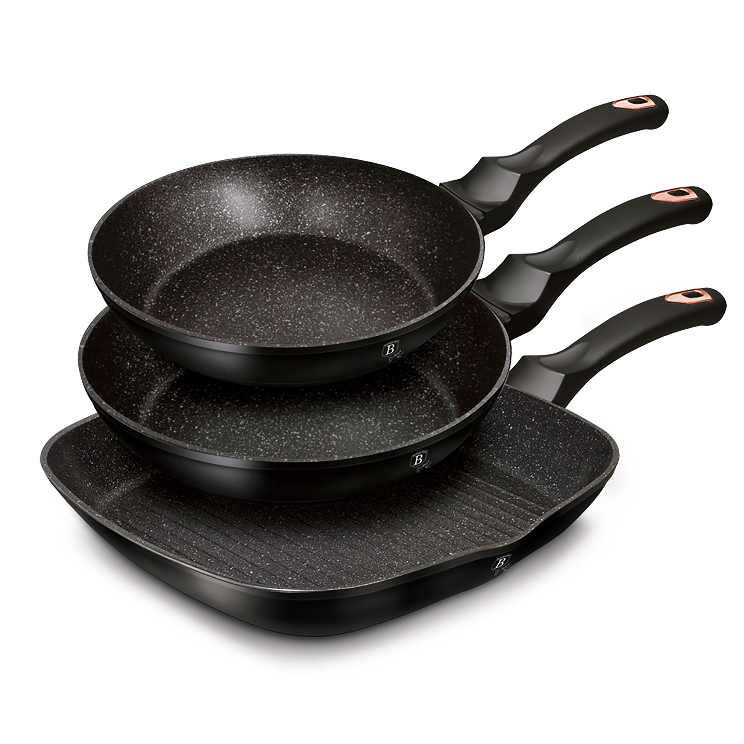 Tres sartenes negras antiadherentes apiladas, con mangos negros y detalles cobrizos.