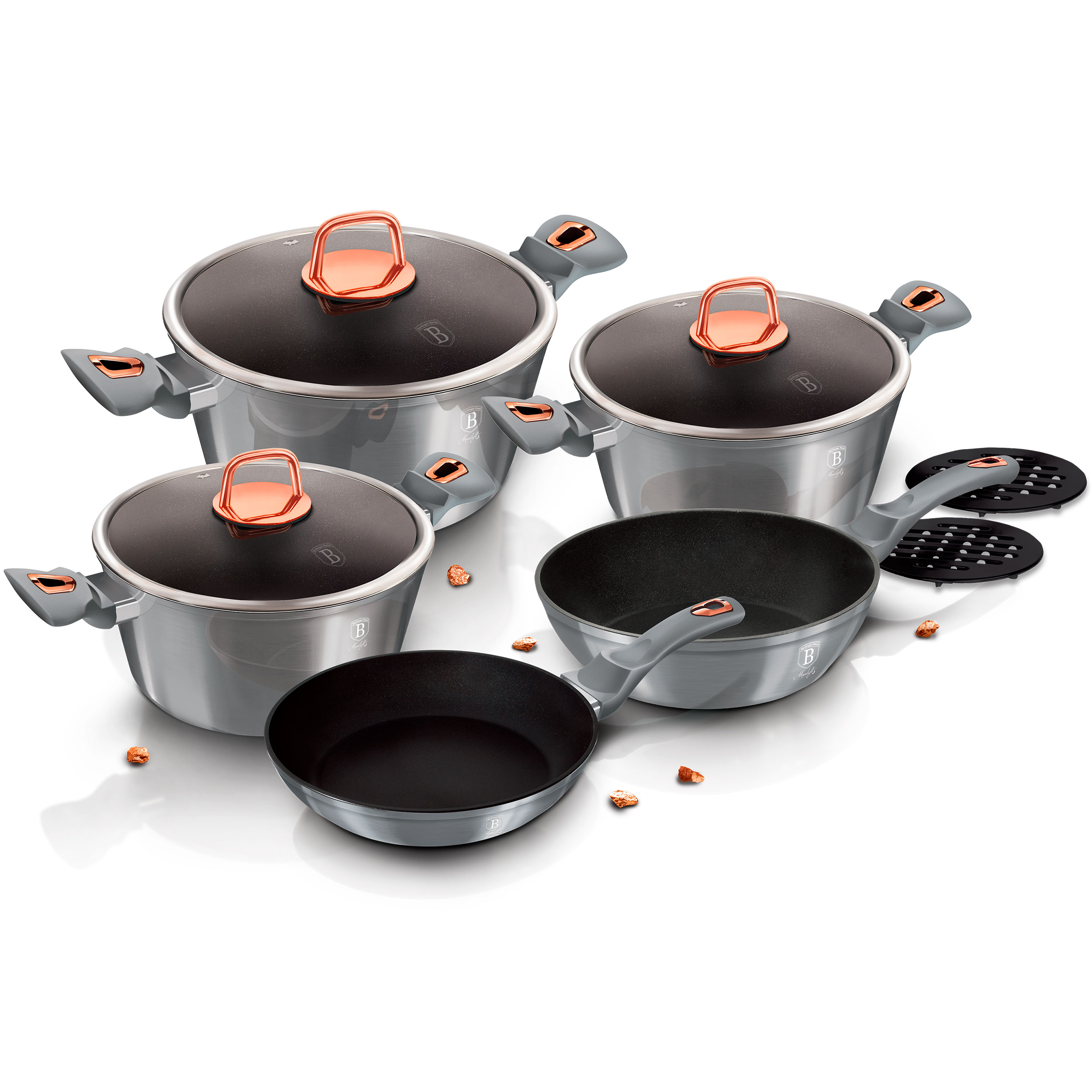 Juego de utensilios de cocina con asas grises y detalles cobrizos. Incluye ollas, una sartén y tapas.
