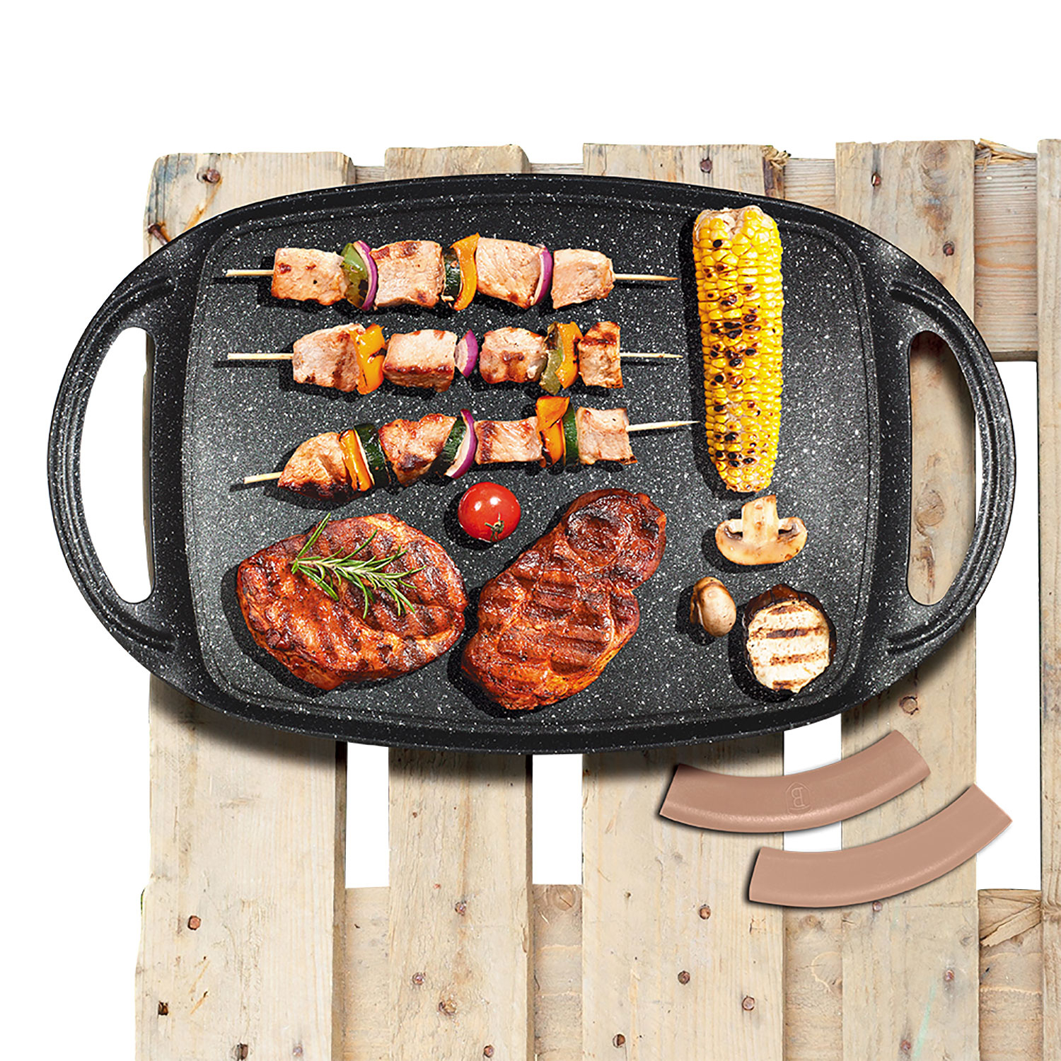 Comida a la parrilla en una plancha. Incluye brochetas, bistec, maíz y verduras en una paleta de madera.