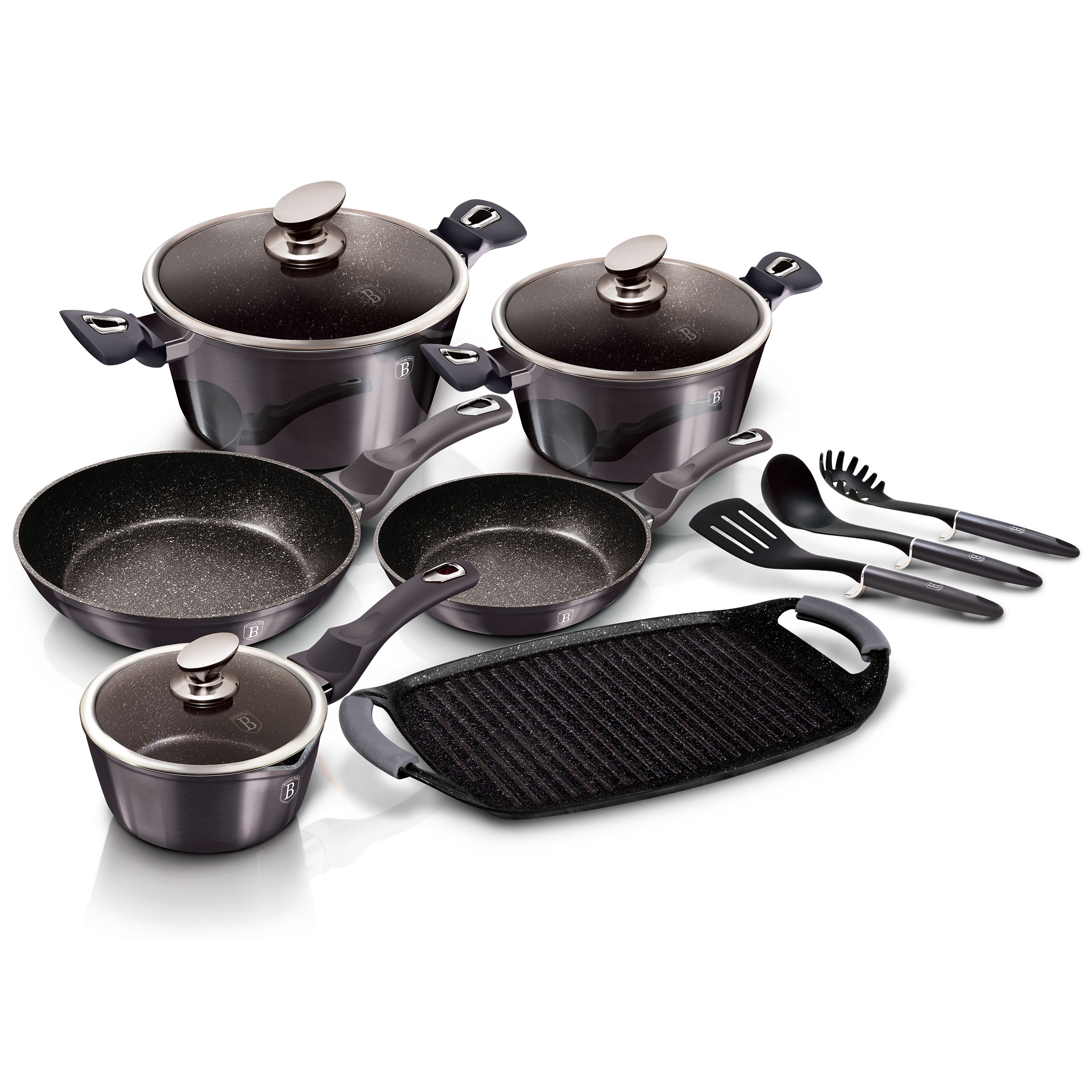 Un juego de utensilios de cocina, que incluye ollas, sartenes y utensilios. Son de color gris oscuro con mangos negros. El fondo es blanco.