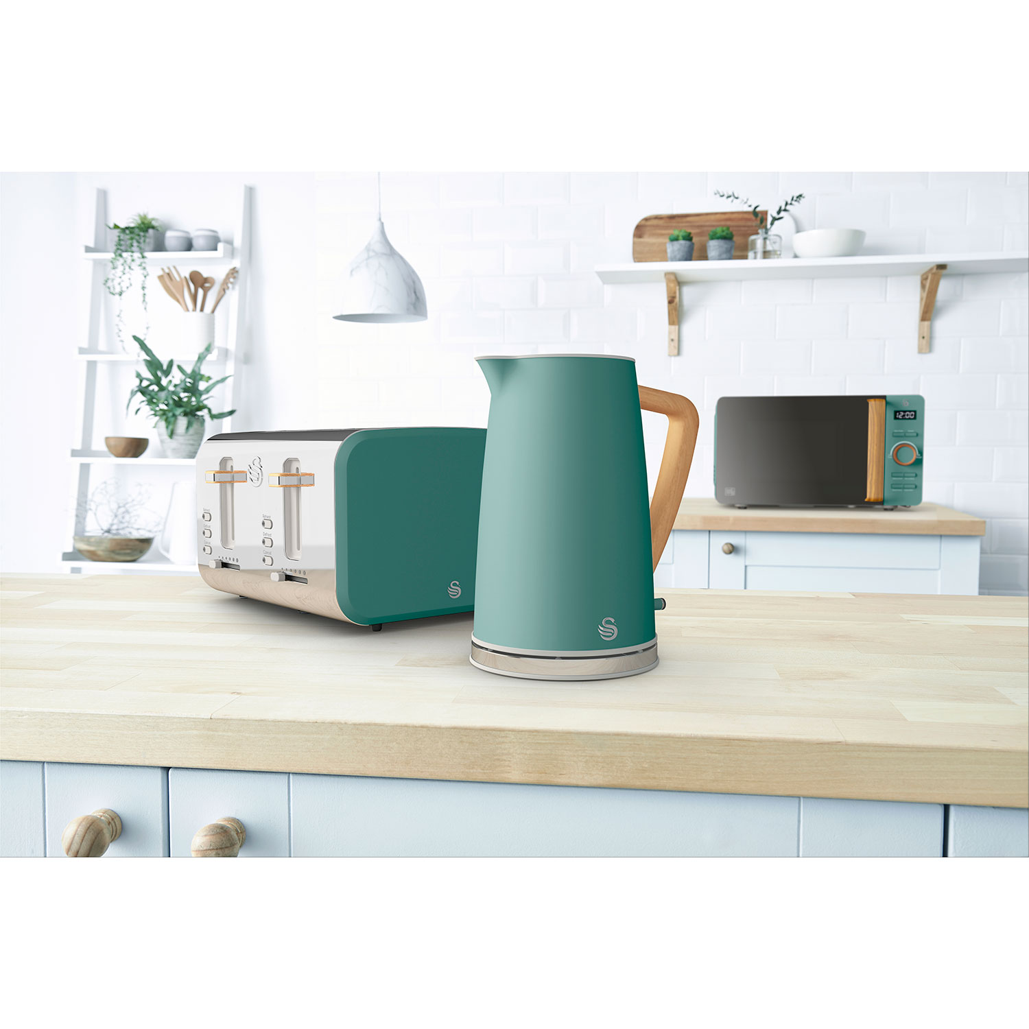 Una escena de cocina con una tostadora, una tetera y un microondas en una encimera. Colores verde y blanco.