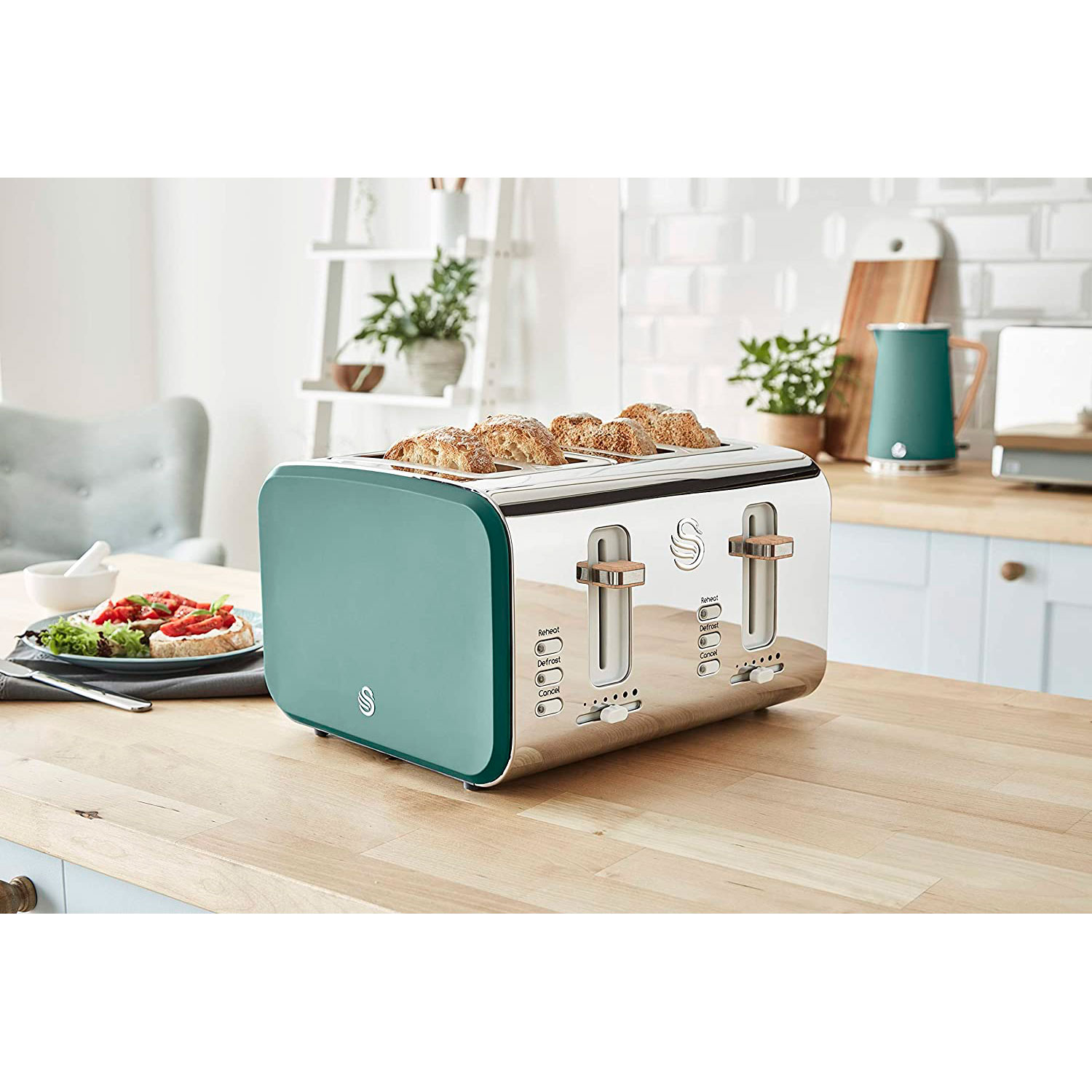 Toaster mit Brot, türkis und silber, auf einer Holztheke.
