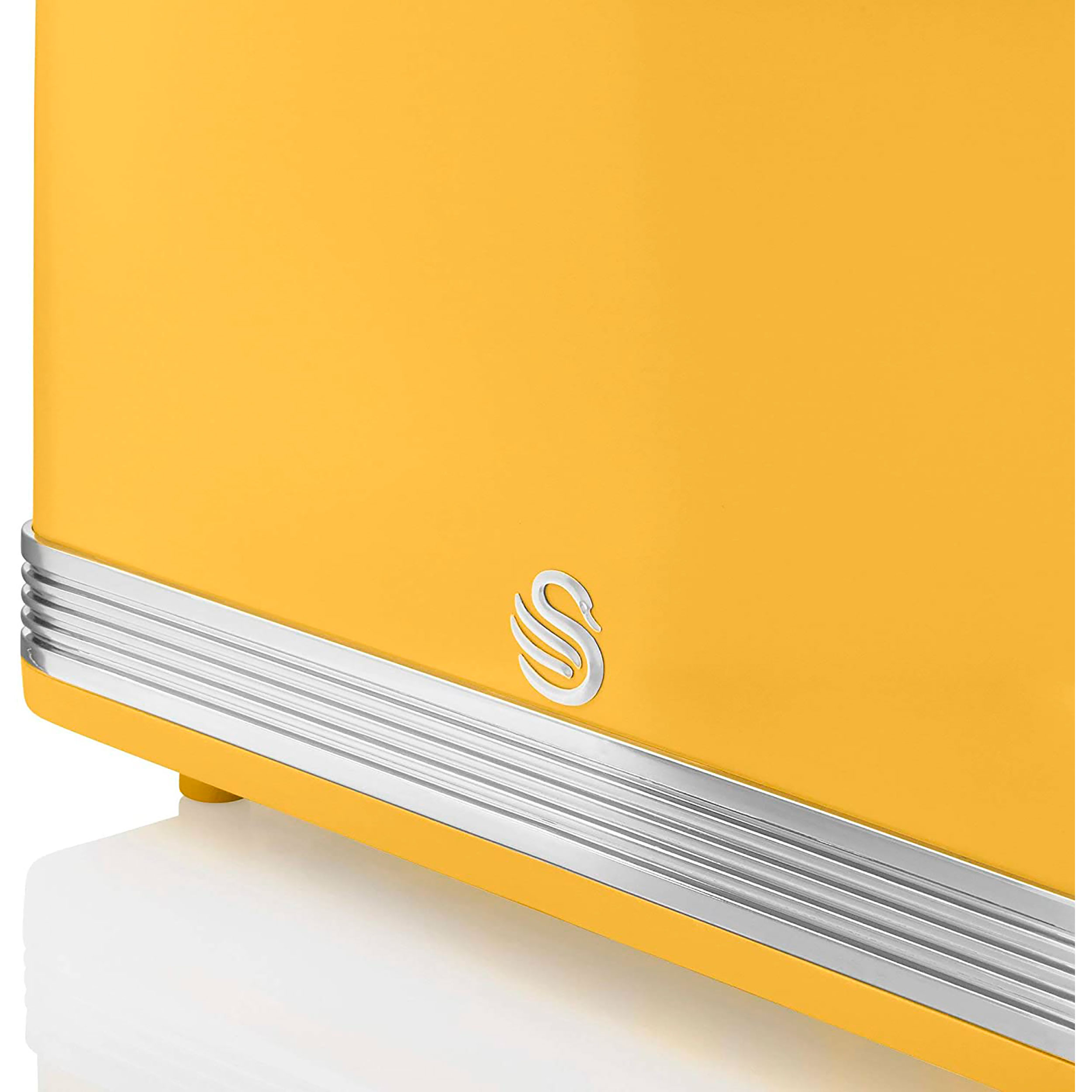 Ein gelber Toaster mit silberner Zierleiste und Schwan-Logo. Der Toaster steht auf weißem Untergrund.