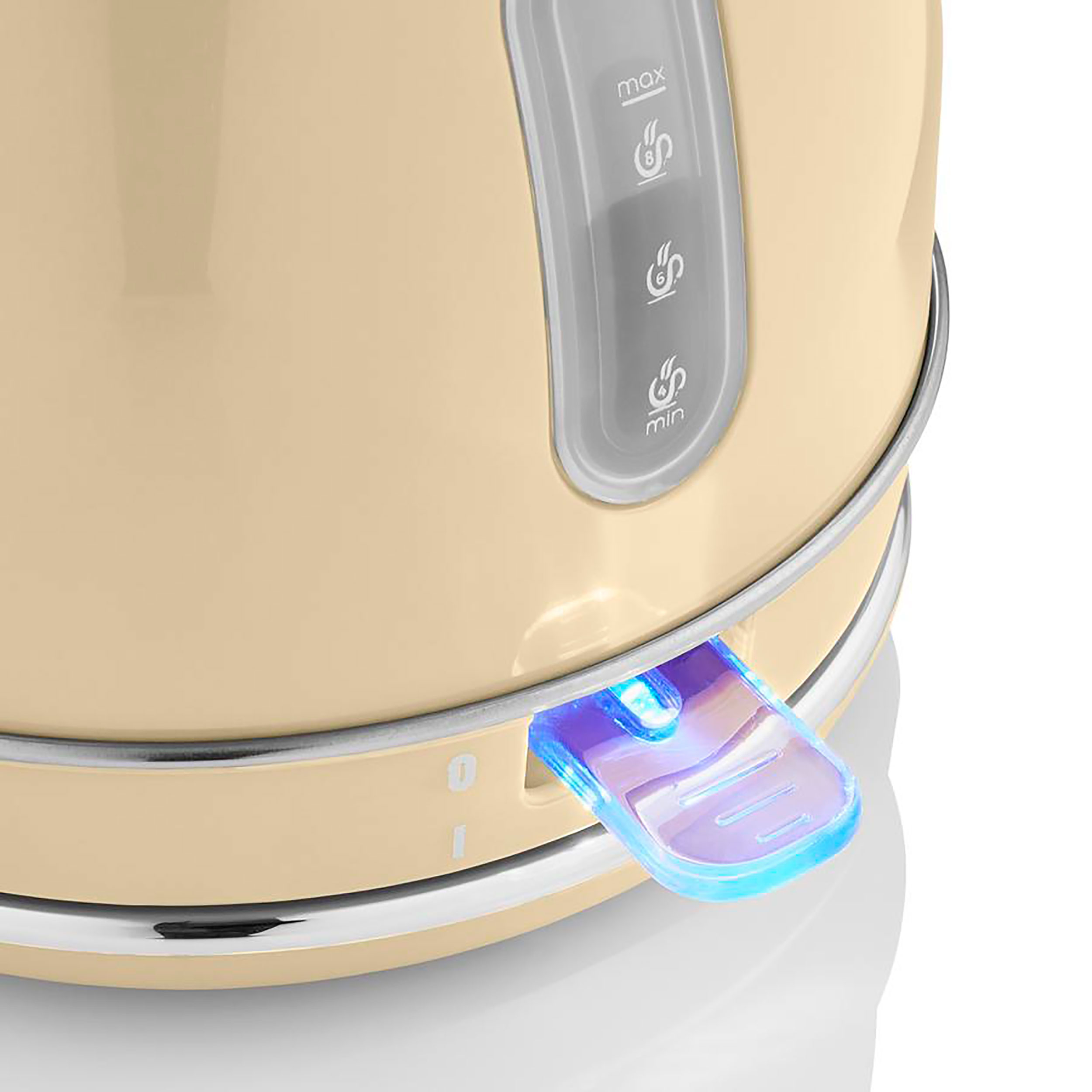 Un primer plano de una tetera eléctrica beige con un interruptor de encendido iluminado en azul.