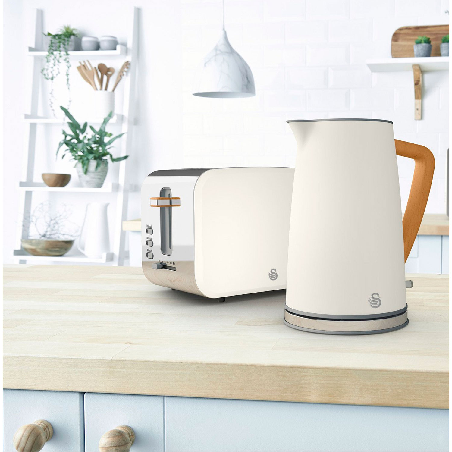 Weiße und beige Küchengeräte: Toaster und Wasserkocher auf Holzplatte.