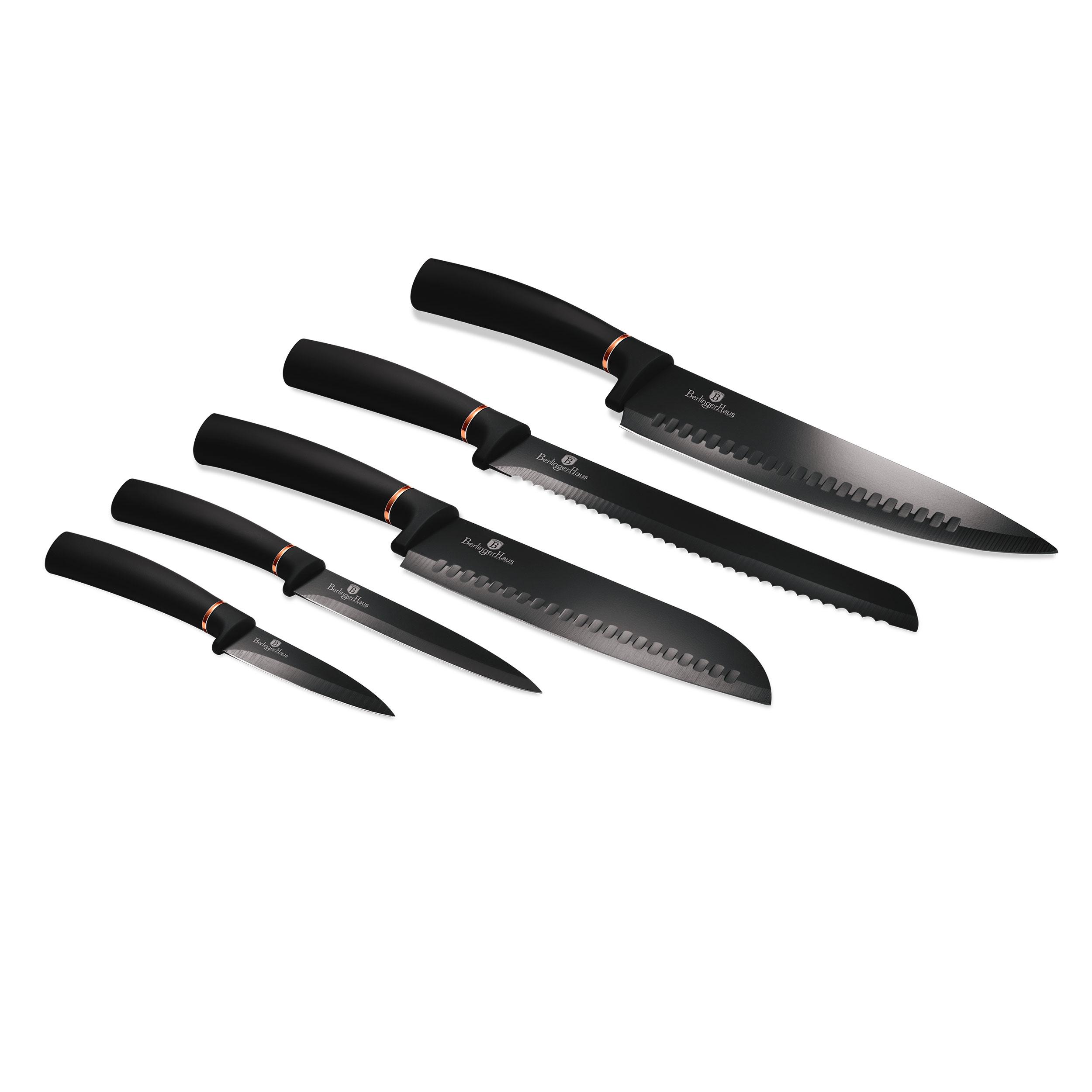 Un juego de cuchillos de cocina negros. Las hojas son negras con detalles dorados en los mangos. El fondo es blanco.