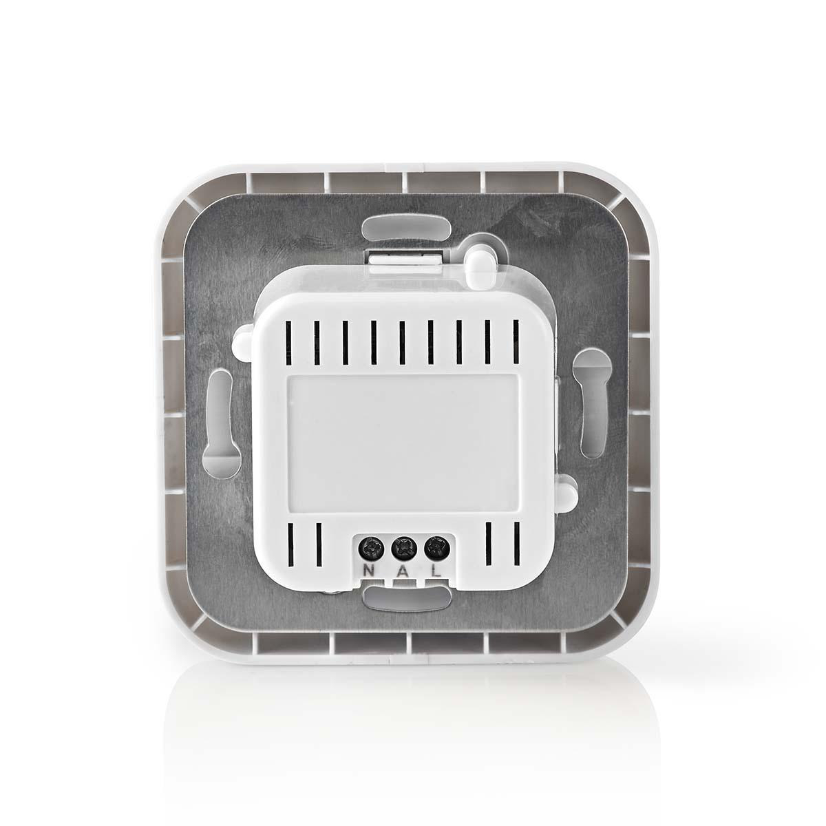 Weißes Smart-Home-Gerät, wahrscheinlich ein Thermostat, mit Anschlussklemmen, in einem silbernen Rahmen.