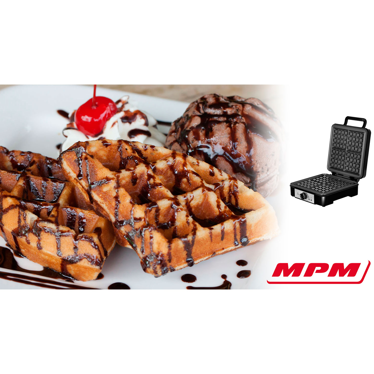 Waffle con sciroppo, gelato e panna montata. Una piastra per waffle è a destra.