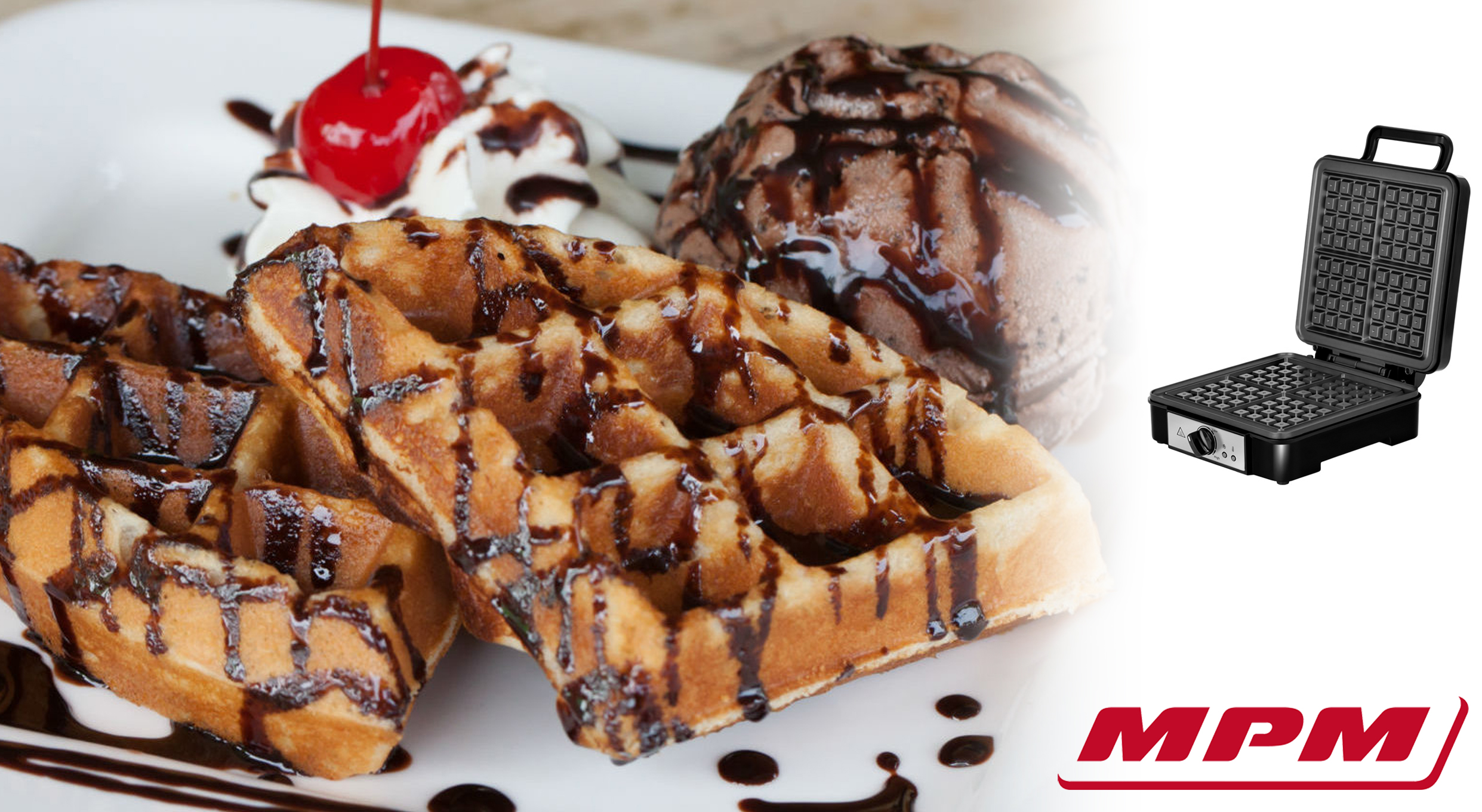 Waffle con cioccolato e una macchina per waffle sul lato. Gelato e una ciliegia sopra.