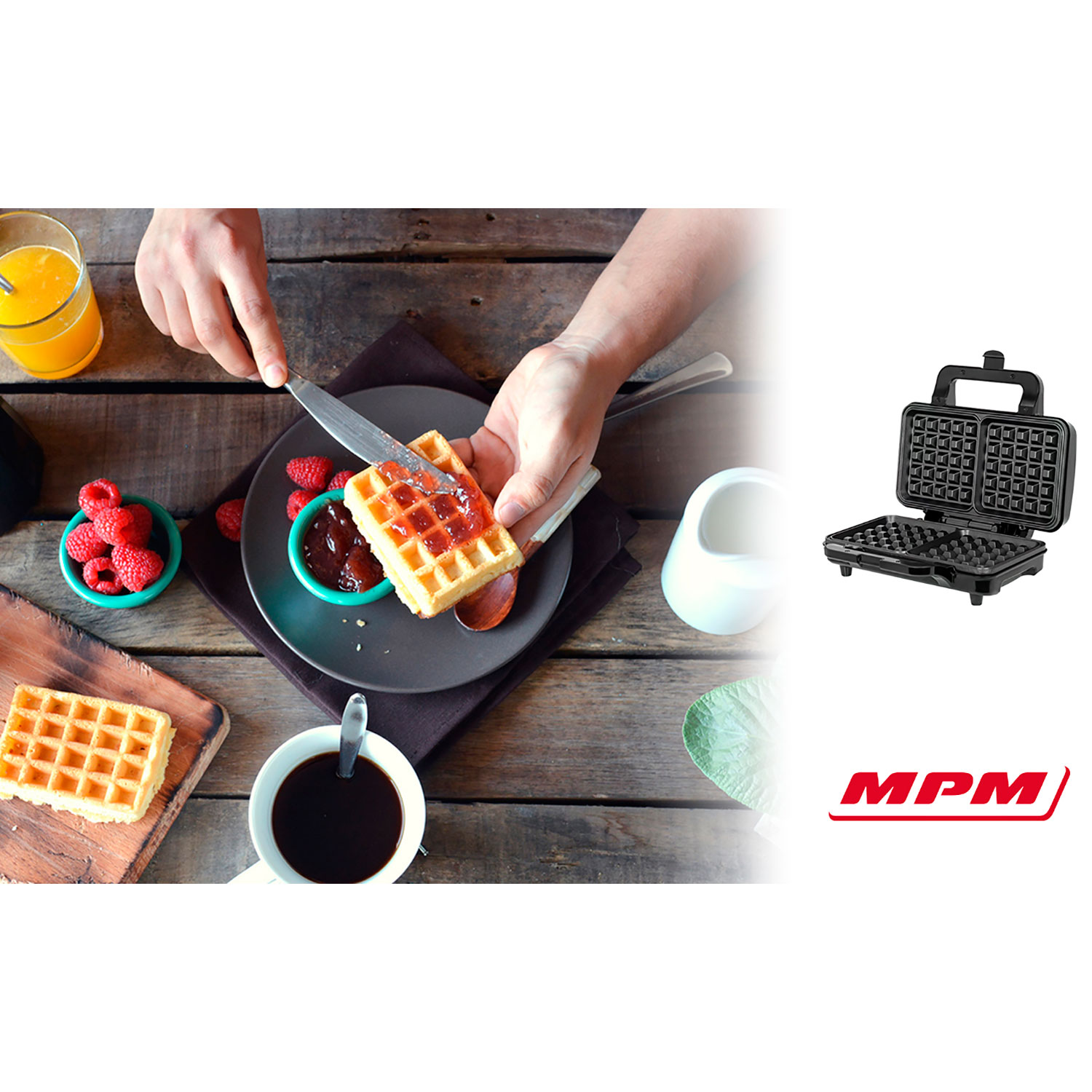 Osoba krojąca gofra z dżemem na talerzu, obok gofrownicy.