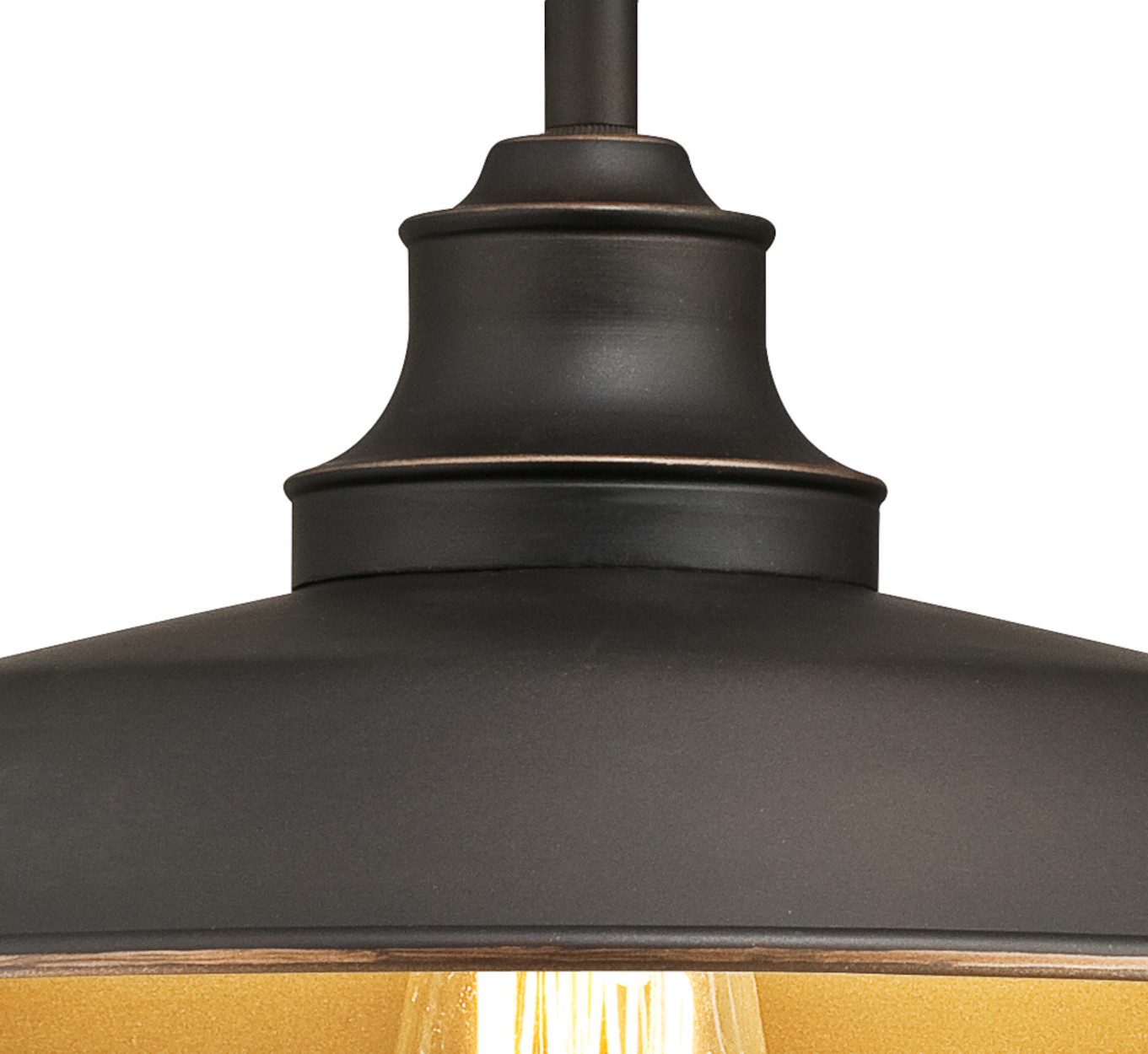 Nahaufnahme einer Pendelleuchte. Dunkelbrauner Metallschirm mit goldfarbenem Innenraum, weißer Hintergrund.