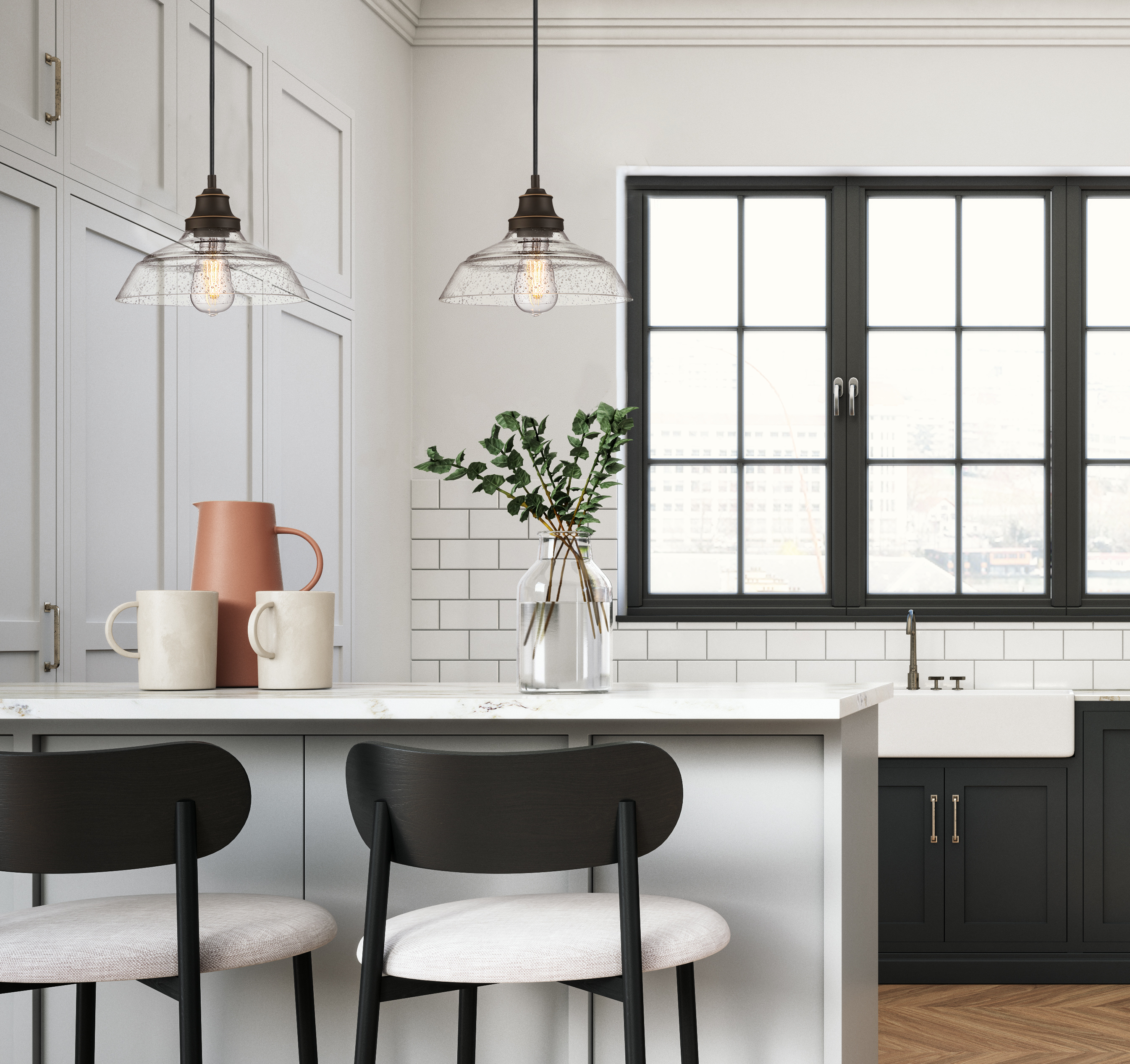 Kücheninnenraum mit Pendelleuchten, einer Vase, Tassen und Stühlen; Fenster im Hintergrund.