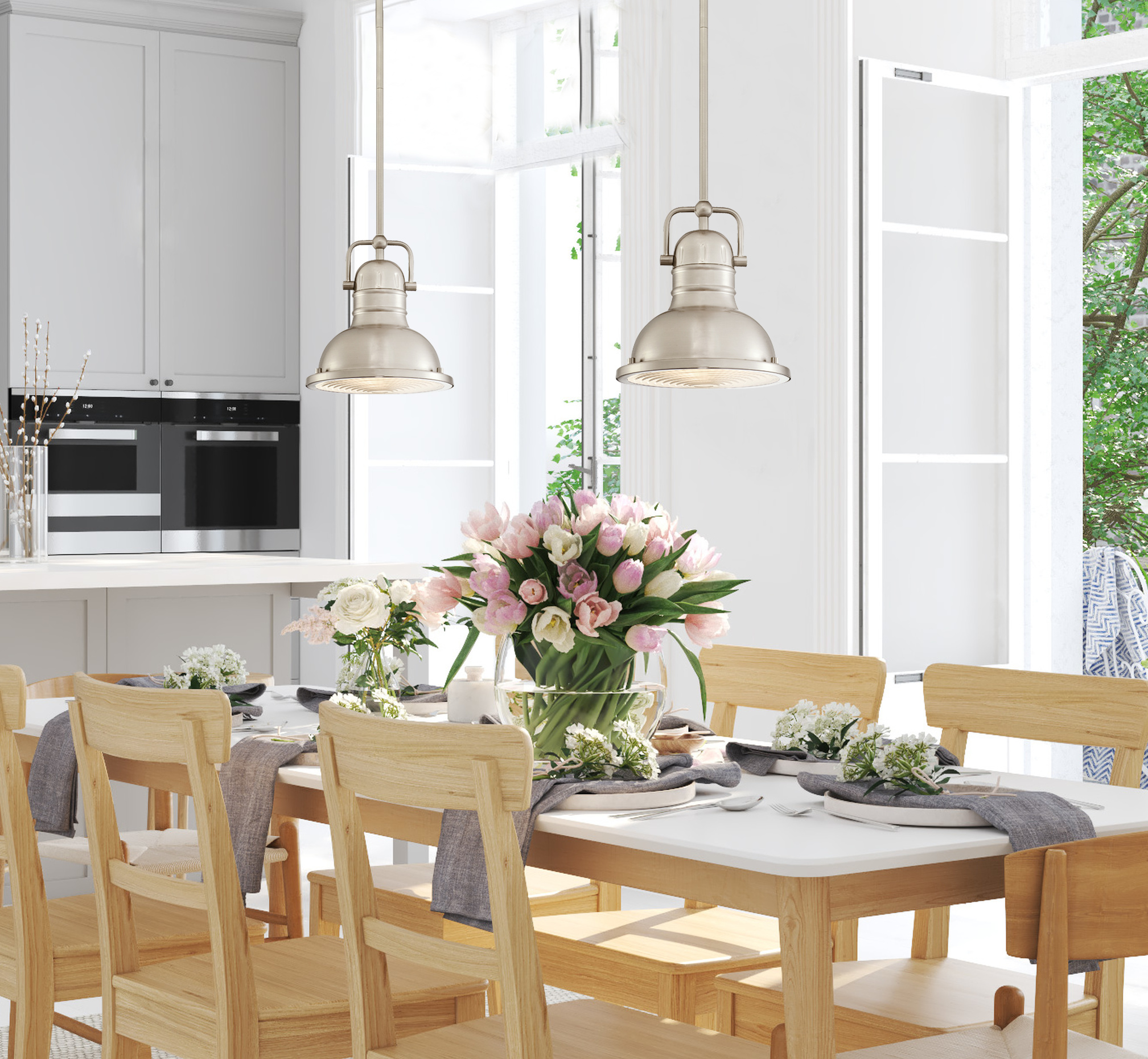 Esszimmer mit Tisch, Blumen und Pendelleuchten. Weiße Wände und Fenster im Hintergrund.