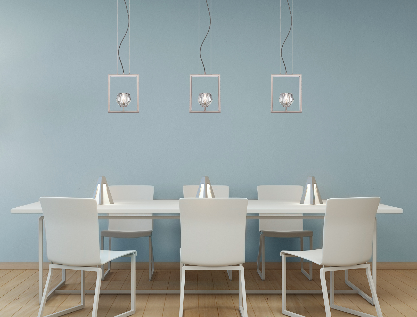 Esszimmer mit langem weißen Tisch, weißen Stühlen und drei hängenden quadratischen Lichtern.
