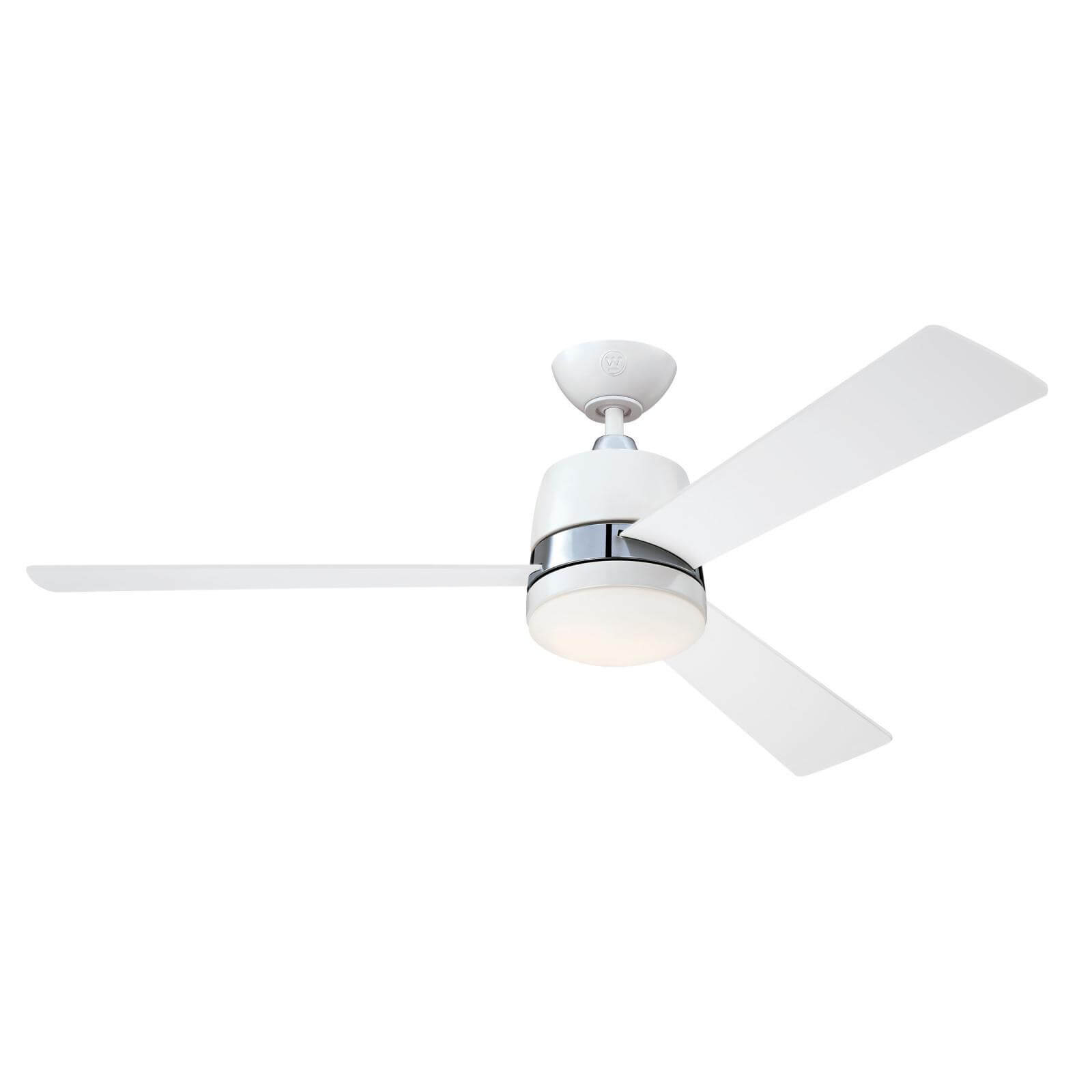 Weißer Deckenventilator mit drei Flügeln, silbernen Akzenten. Er steht vor einem weißen Hintergrund.