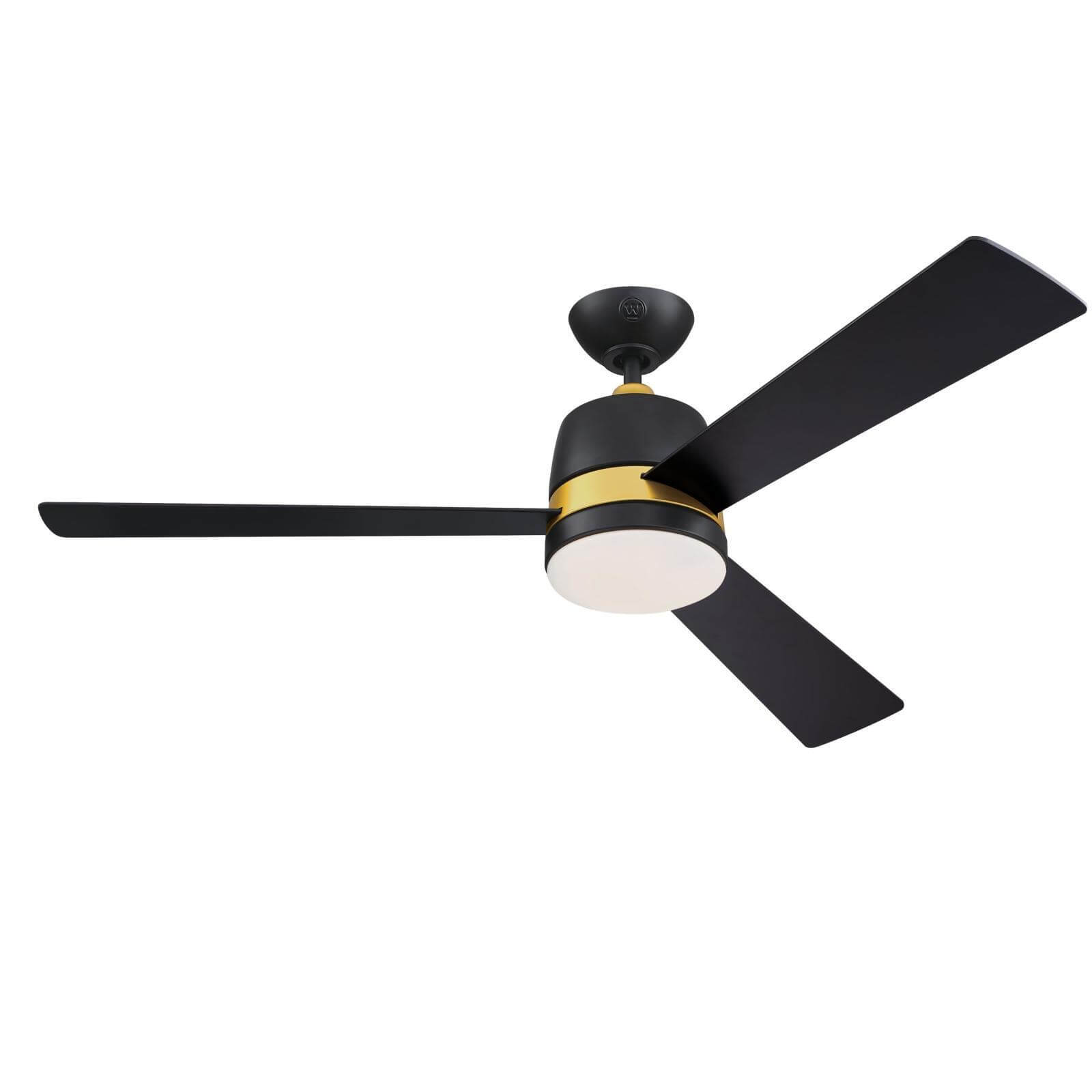 Ventilatore da soffitto nero con tre pale, fascia dorata e luce bianca. Sfondo bianco.