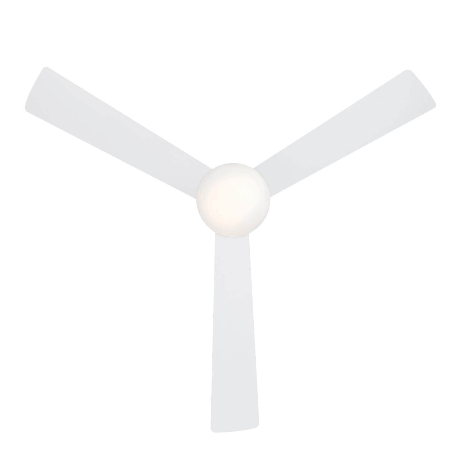 Weißer Deckenventilator mit drei Flügeln und einem zentralen Licht vor weißem Hintergrund.