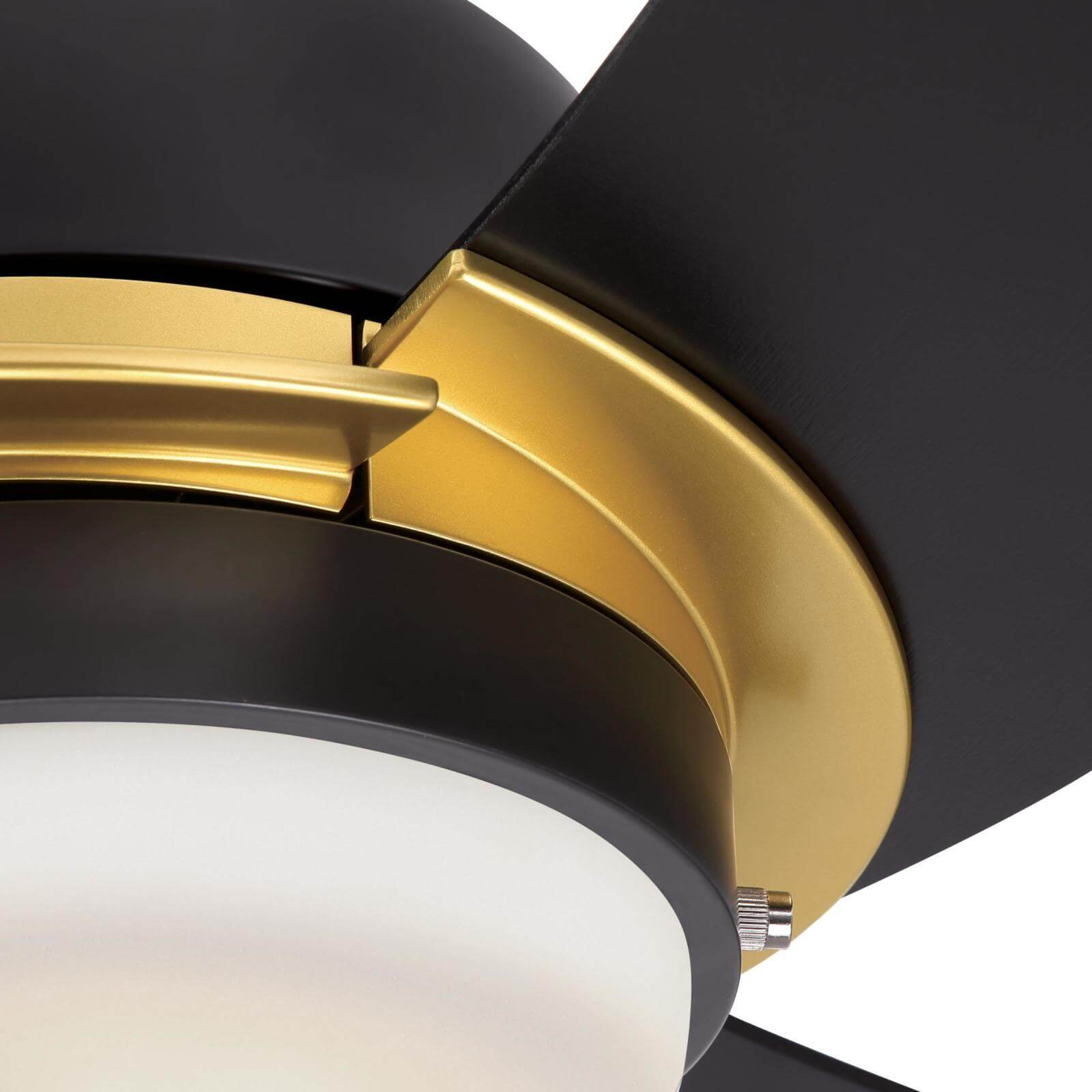 Nahaufnahme eines schwarz-goldenen Deckenventilators mit weißem Licht in der Mitte.