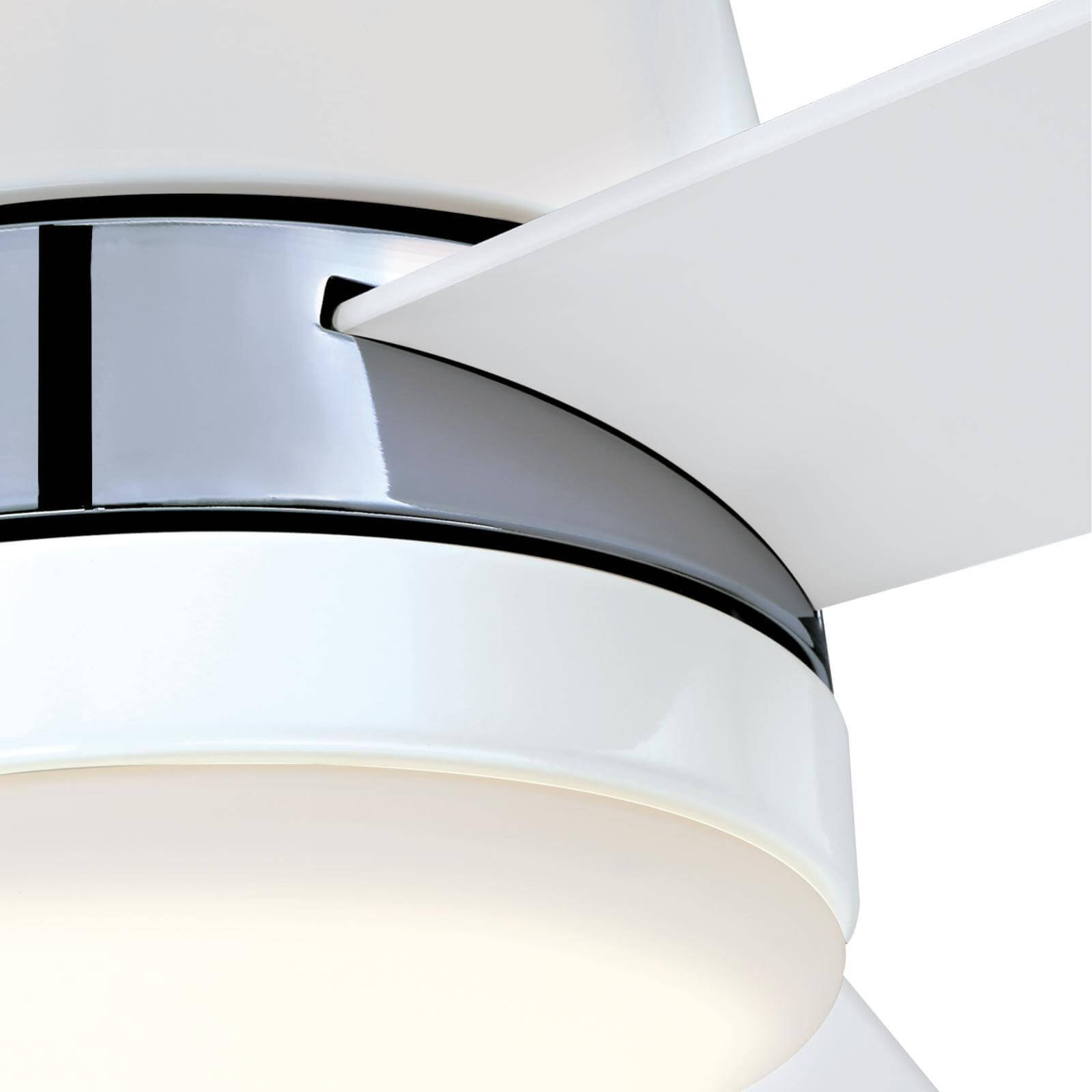 Nahaufnahme eines weißen und verchromten Deckenventilators.