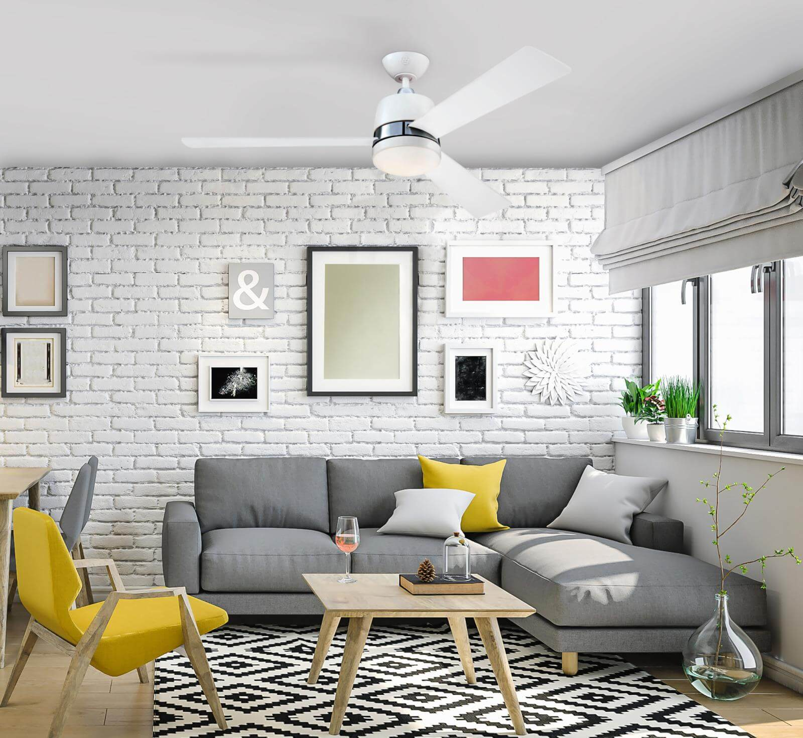 Wohnzimmer mit weißer Backsteinmauer, Sofa, Deckenventilator und gerahmten Bildern.