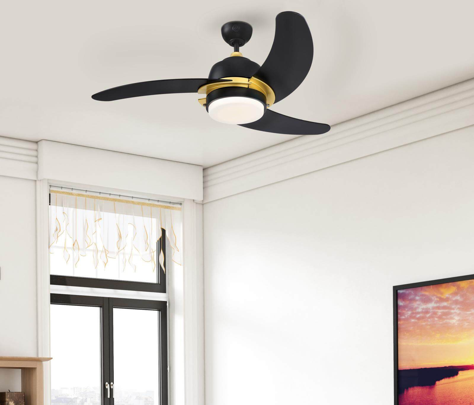 Ein schwarzer Deckenventilator mit drei Flügeln. Er hat einen goldenen Ring und ein Licht. Er ist in einem weißen Raum.