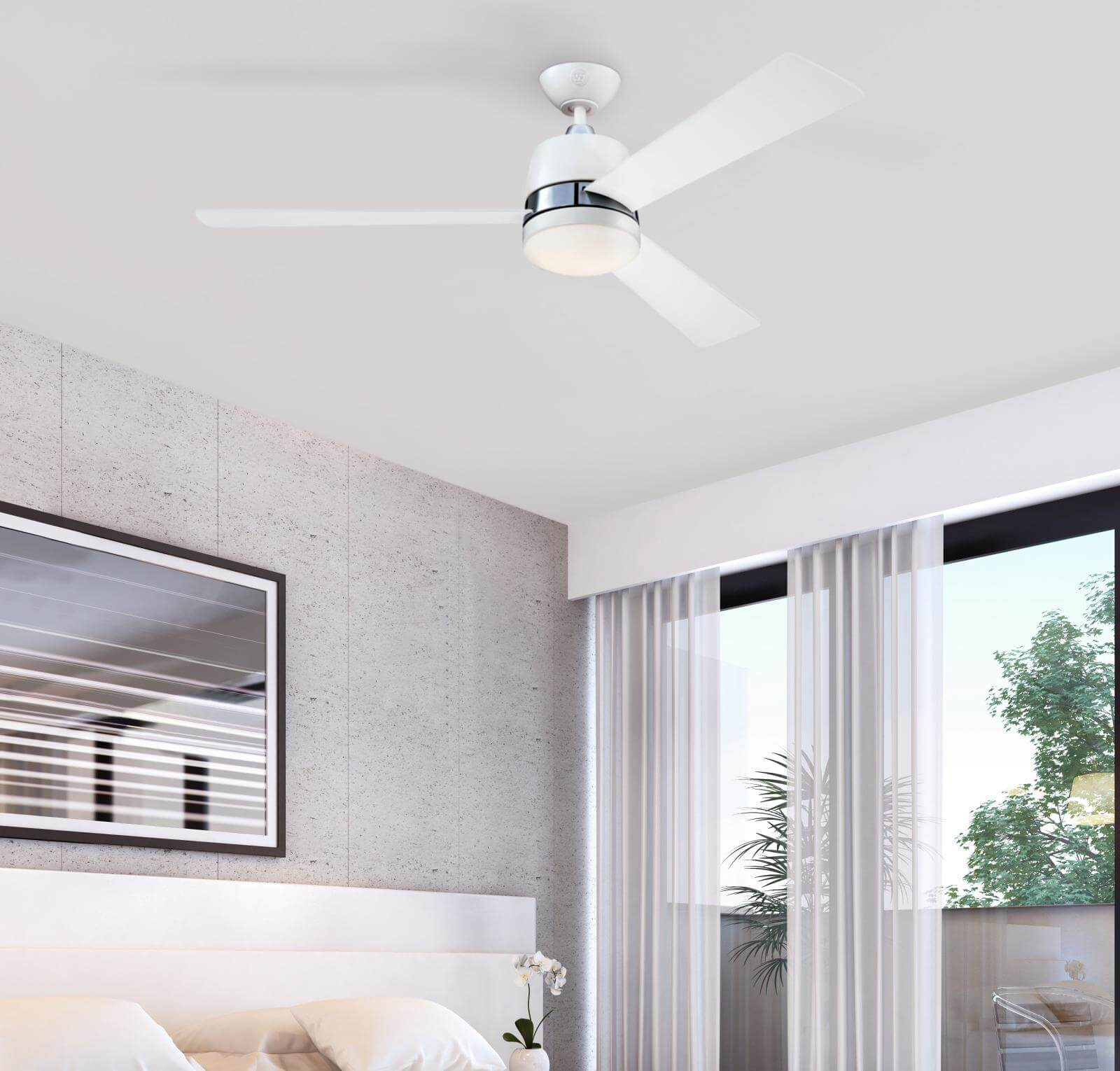 Ein weißer Deckenventilator mit drei Flügeln ist an einer weißen Decke montiert. Im Vordergrund befindet sich ein Bett.