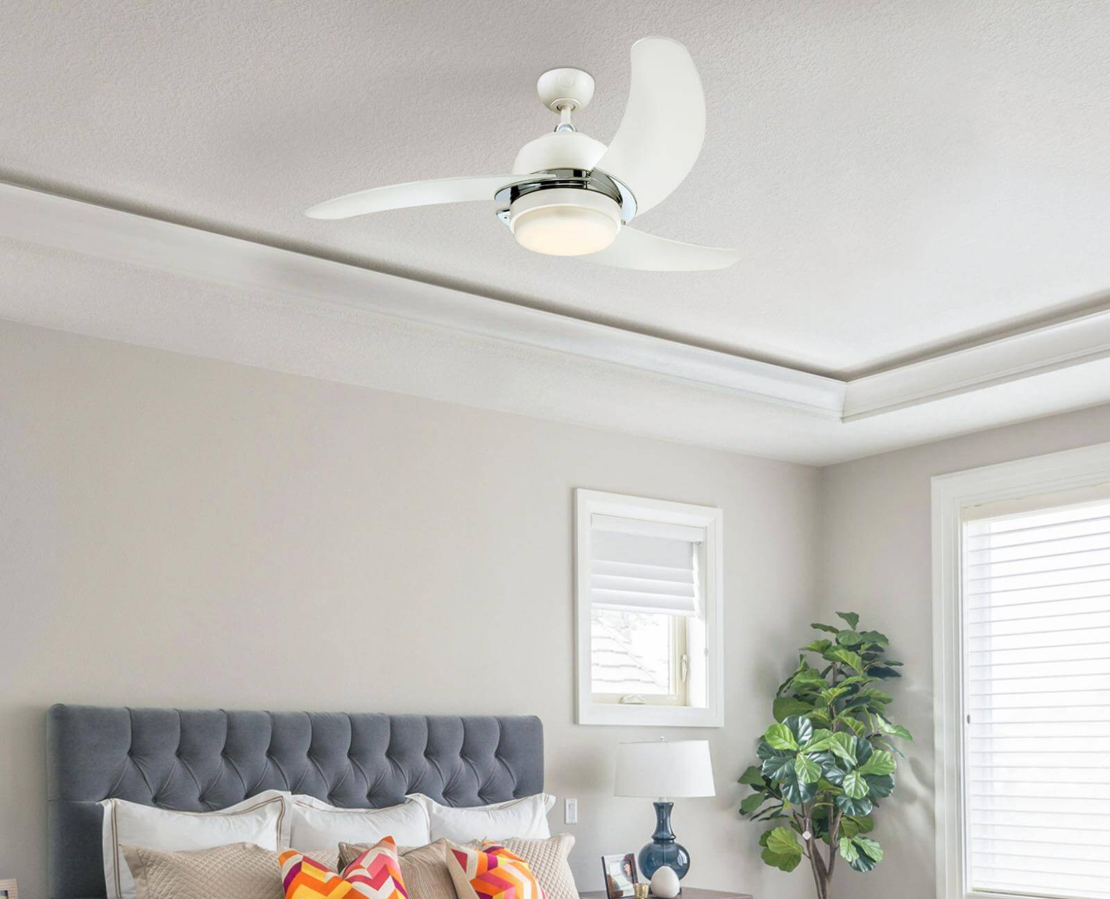 Weißer Deckenventilator in einem Schlafzimmer. Modernes Design mit zwei Flügeln. Beige Wände und Fenster.