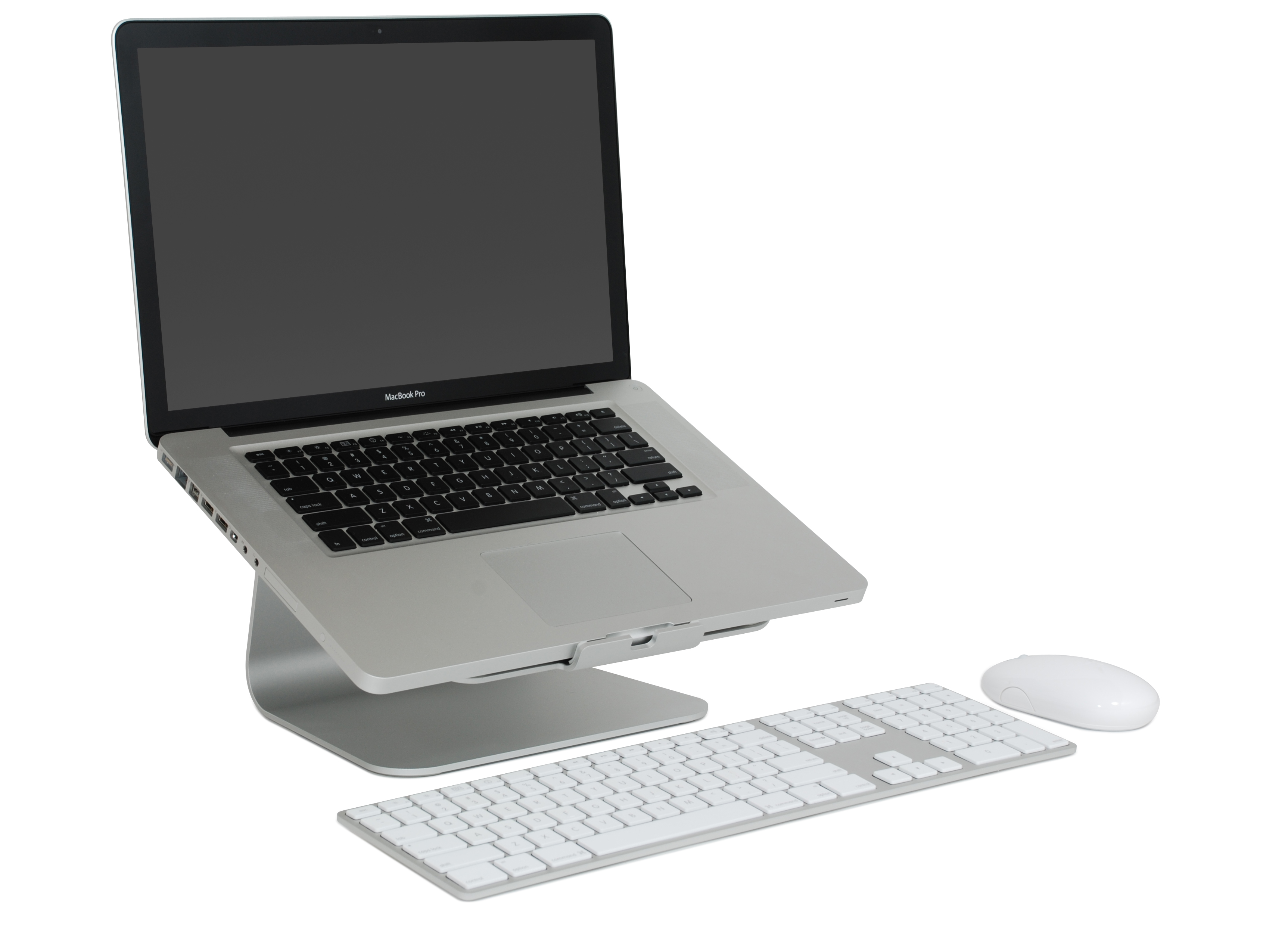 Ein MacBook Pro auf einem silbernen Ständer, mit einer Tastatur und Maus davor.