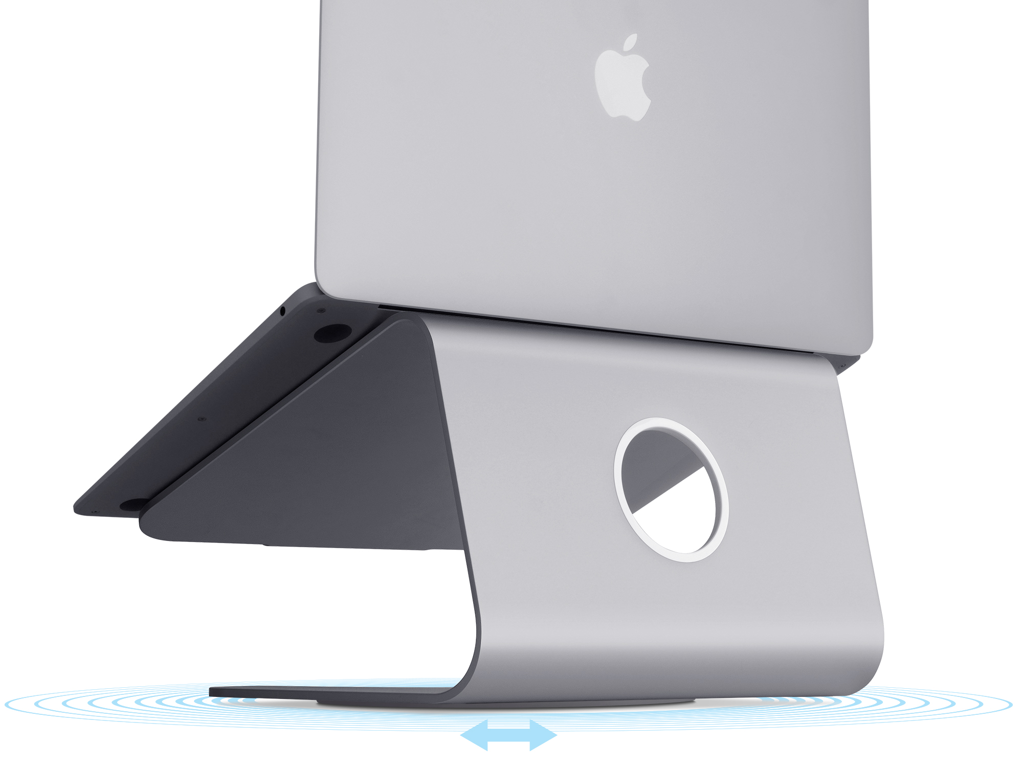 Ein silberner Laptop-Ständer. Ein Laptop steht auf dem Ständer. Der Ständer hat ein gebogenes Design.