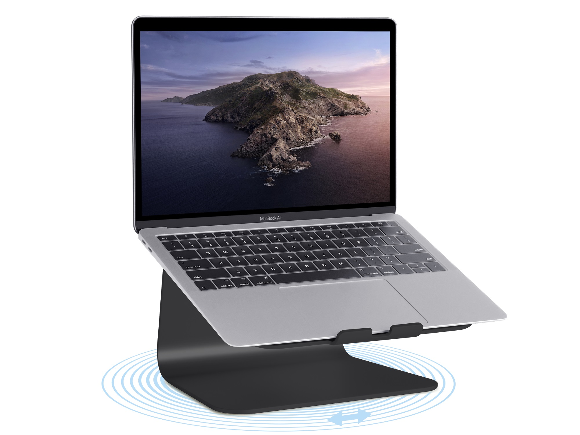 Laptop auf schwarzem Ständer, gekippt für bessere Sicht, mit geschlossenem Bildschirm. Der Ständer ist gebogen.
