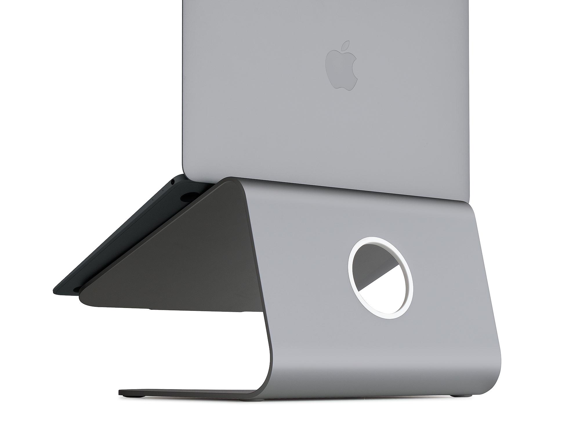 Ein Laptop, der auf einem metallischen Ständer ruht. Der Ständer hat einen kreisförmigen Ausschnitt.